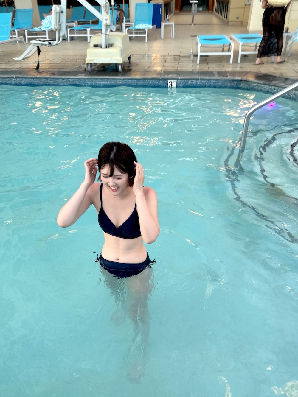 「海、夏コーデ、デニムパンツ」｜「NANEAのサイドシャーリングハイウエストビキニ（水着、ブラック系）」を使った、saki12161216さん（レディース・162cm）の夏コーディネートの2枚目の写真