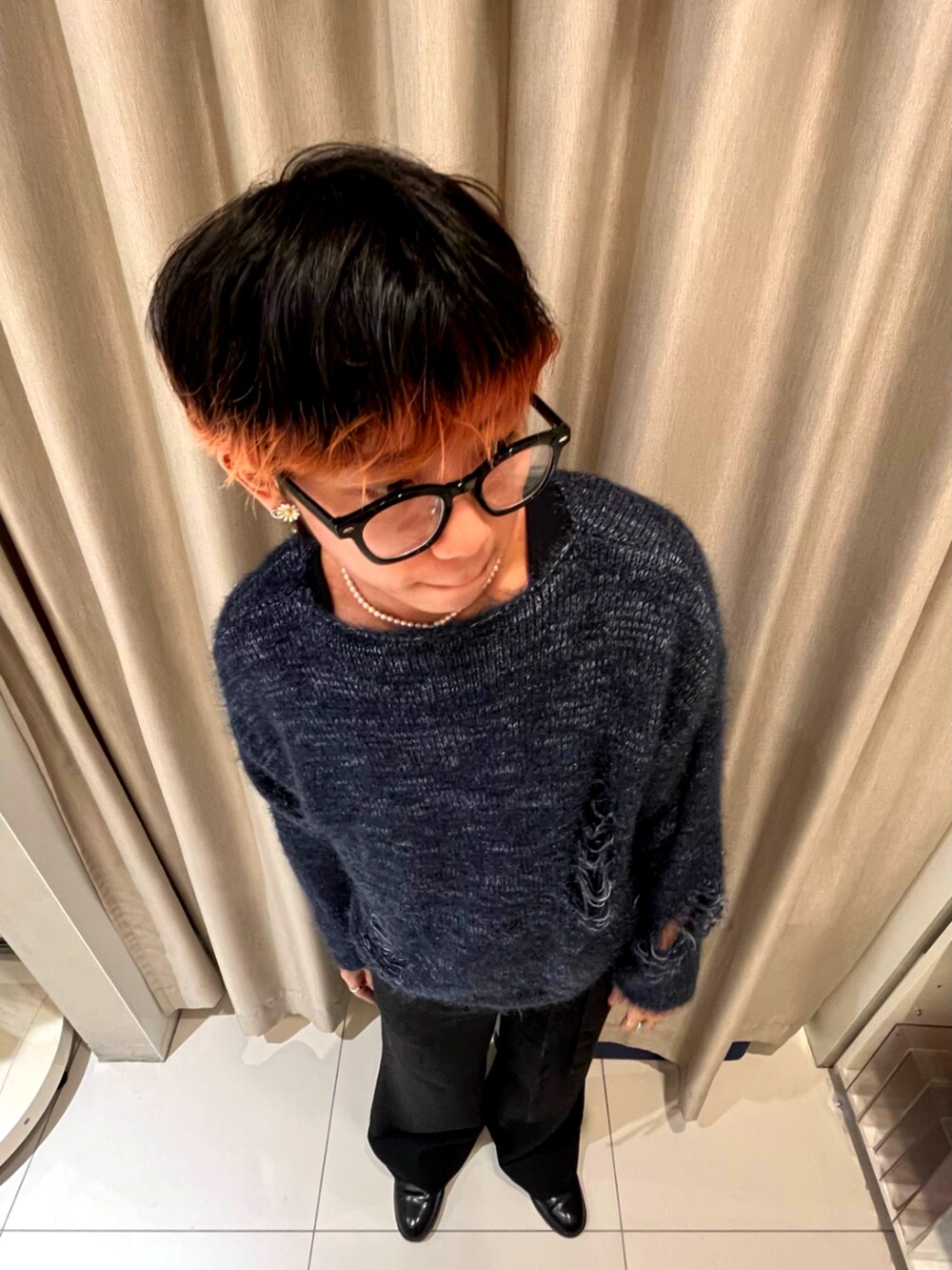 ブラック系のその他シューズ、ブラック系のその他パンツ、ブルー系のニット/セーターを着用したメンズの秋コーディネートの4枚目の写真