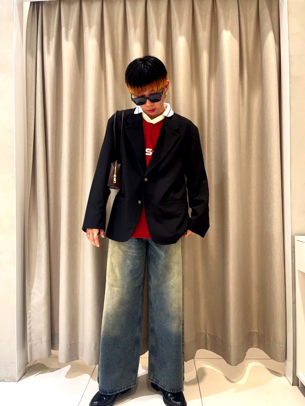 ブラック系のその他シューズ、ブルー系のデニムパンツ、ブラック系のその他アウターを着用したメンズの秋コーディネートの2枚目の写真