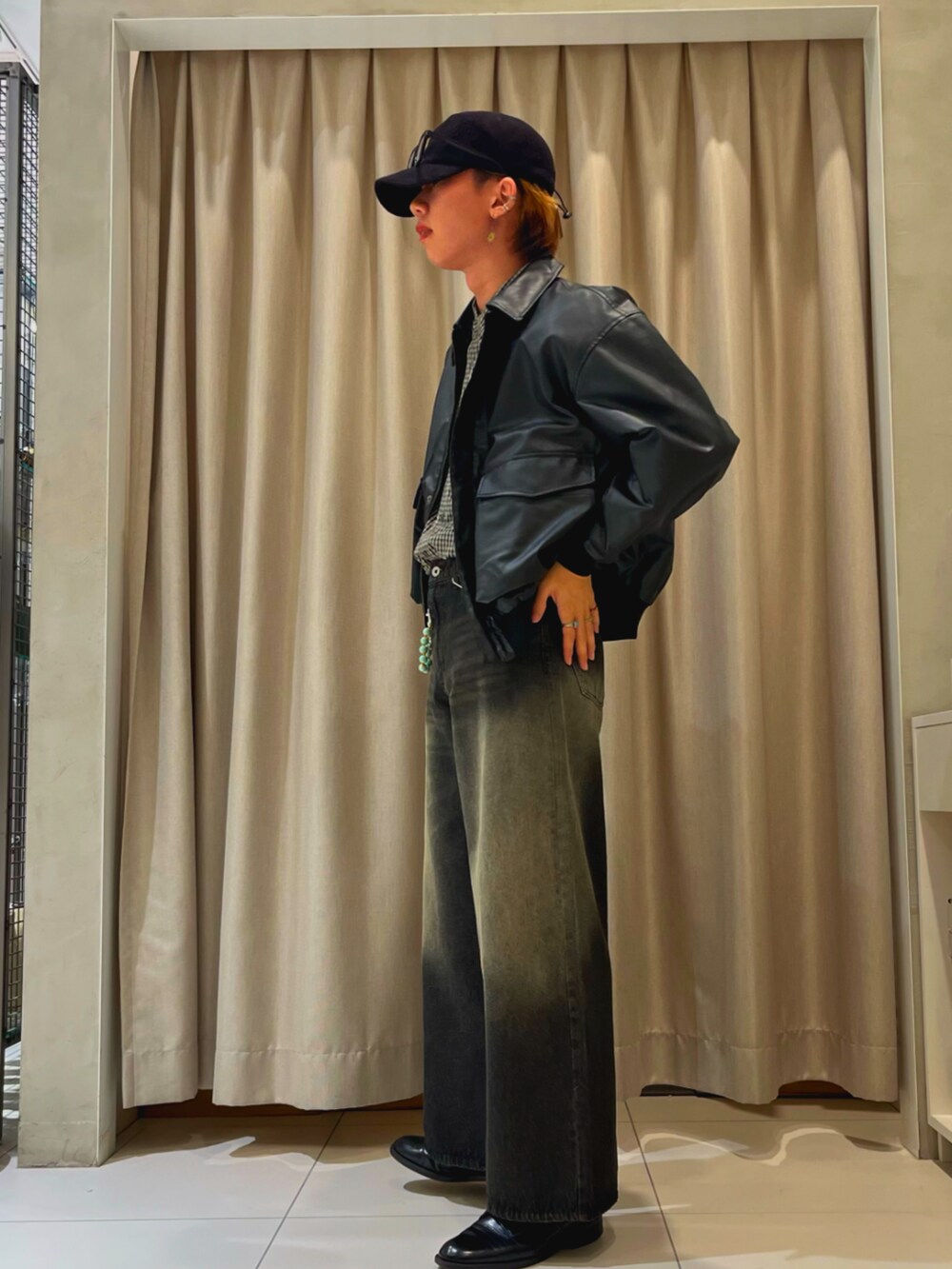 ブラック系のその他シューズ、ブラック系のブルゾン、ブラック系のデニムパンツを着用したメンズの秋コーディネートの2枚目の写真