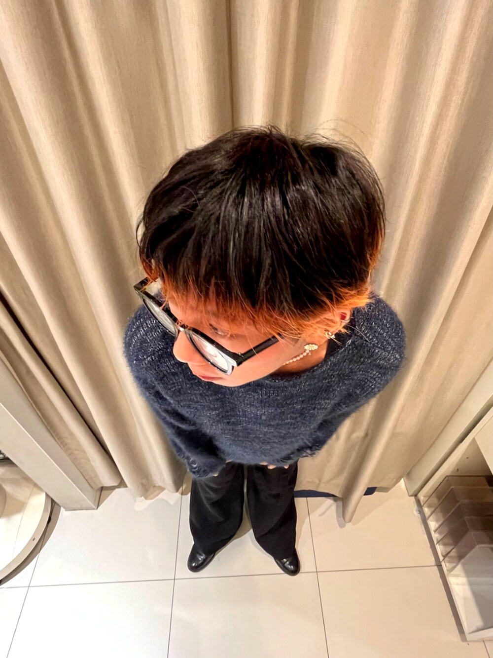 ブラック系のその他シューズ、ブラック系のその他パンツ、ブルー系のニット/セーターを着用したメンズの秋コーディネートの3枚目の写真