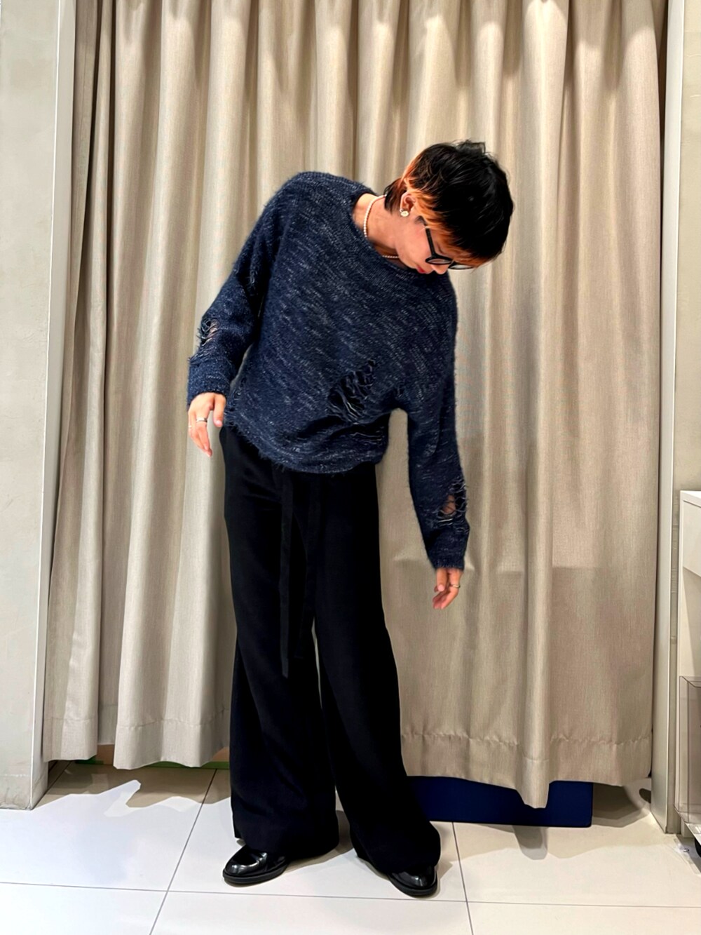 ブラック系のその他シューズ、ブラック系のその他パンツ、ブルー系のニット/セーターを着用したメンズの秋コーディネートの2枚目の写真