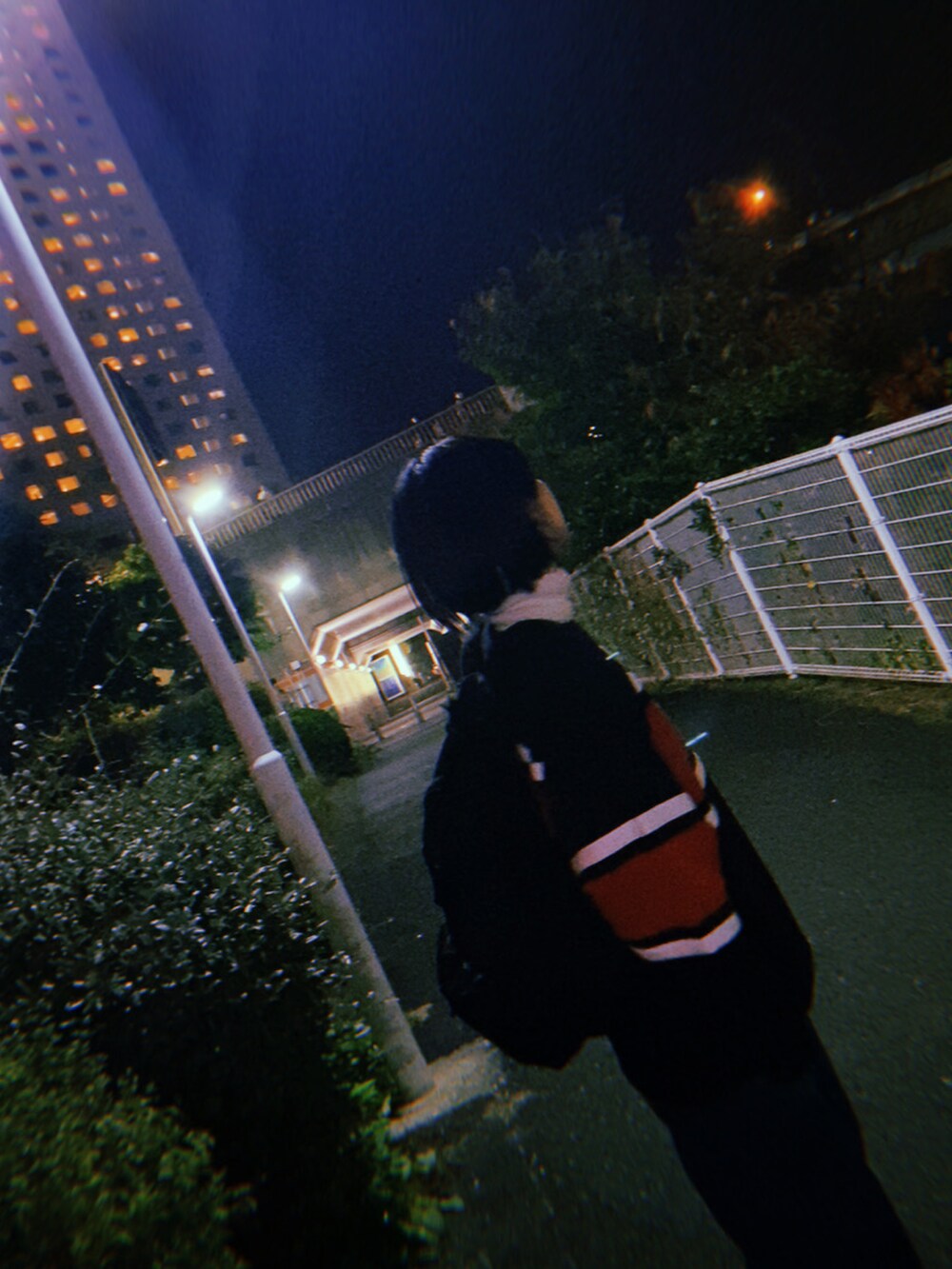 ブルー系のスウェット、ブラック系のデニムパンツを着用したレディースの春コーディネートの2枚目の写真