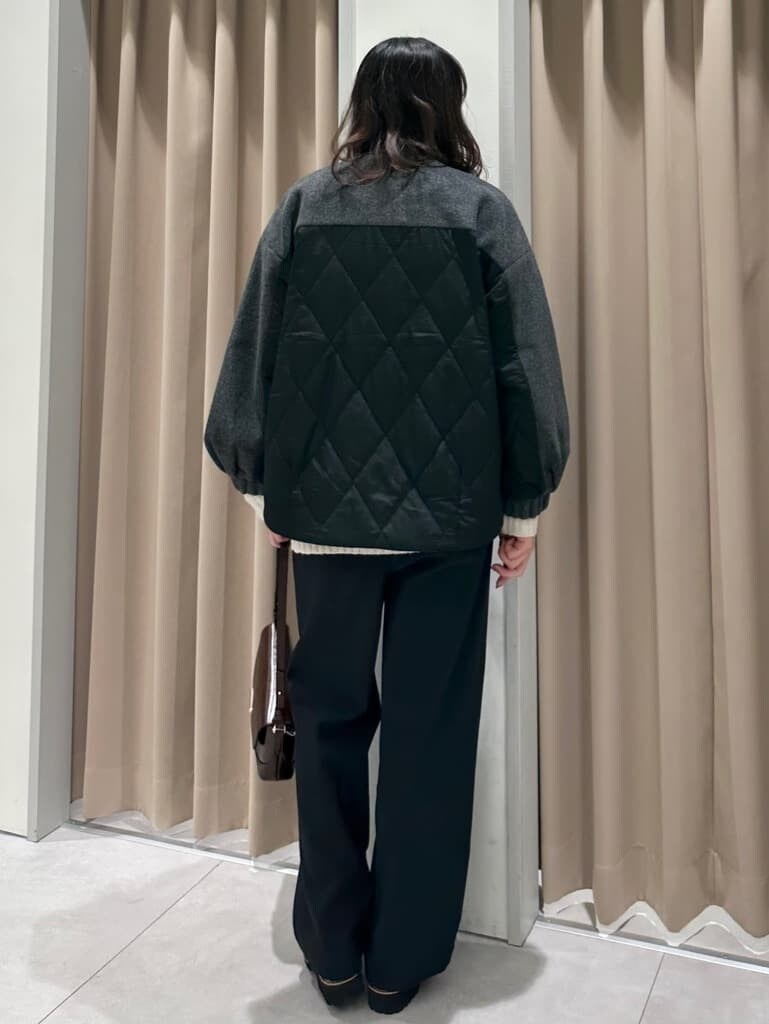 グレー系のノーカラージャケット、ホワイト系のニット/セーター、ブラック系のその他パンツを着用したレディースの冬コーディネートの3枚目の写真