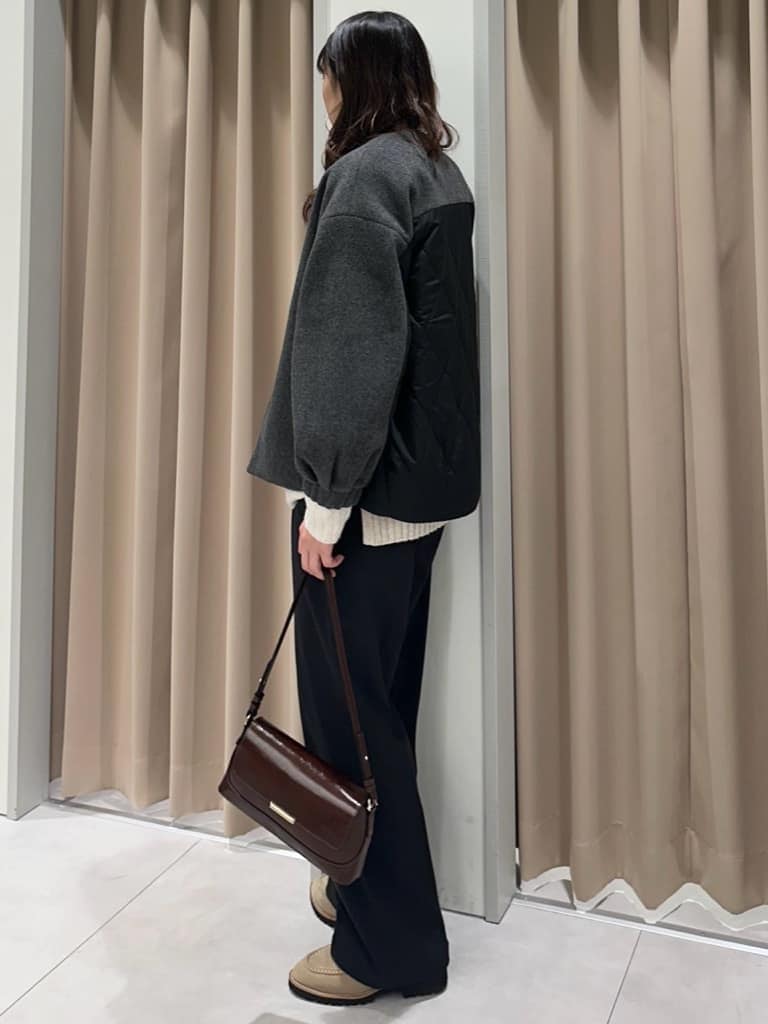 グレー系のノーカラージャケット、ホワイト系のニット/セーター、ブラック系のその他パンツを着用したレディースの冬コーディネートの2枚目の写真