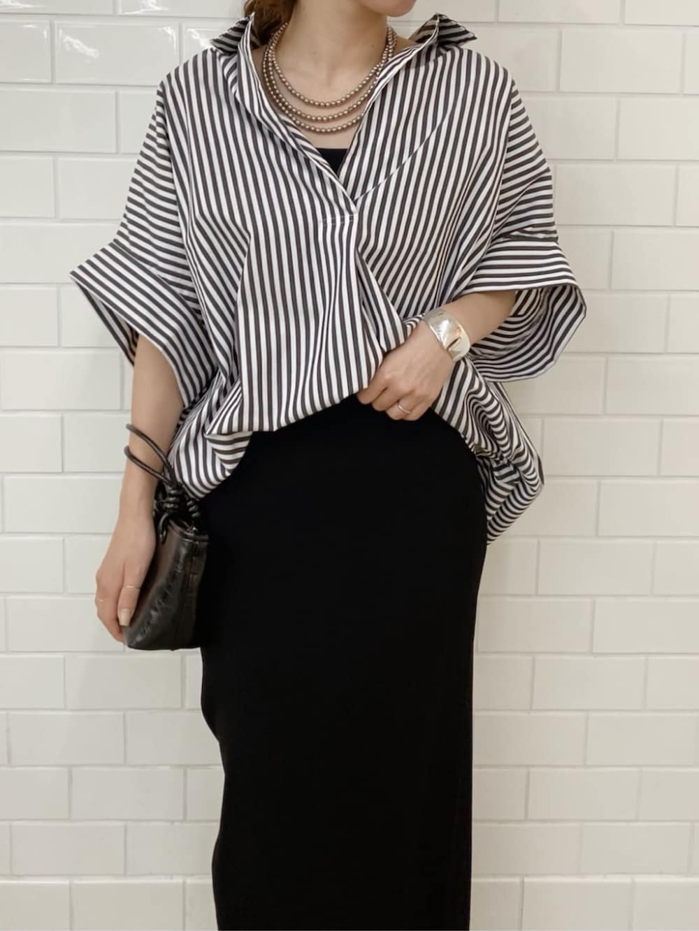 その他のシャツ/ブラウス、ブラック系のスカートを着用したレディースの夏コーディネートの4枚目の写真