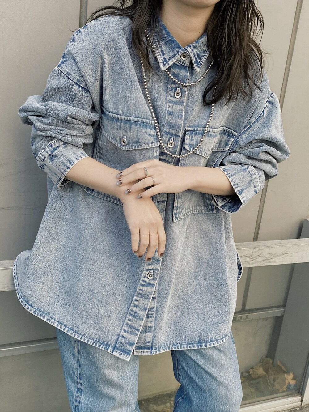ブルー系のシャツ/ブラウス、ブルー系のデニムパンツ、ブラック系のモカシン/デッキシューズを着用したレディースの冬コーディネートの4枚目の写真