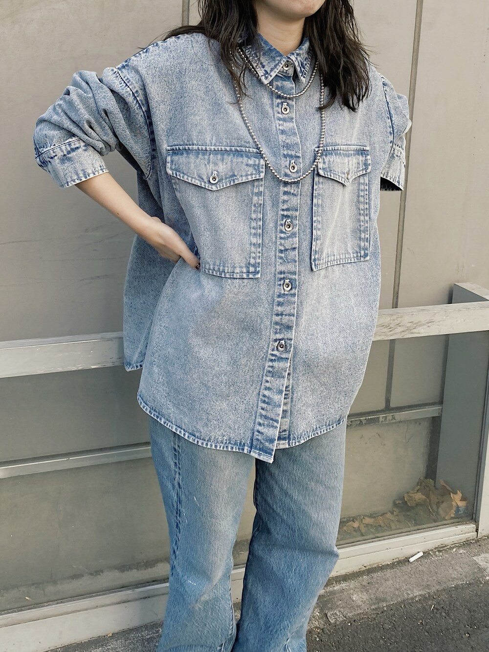 ブルー系のシャツ/ブラウス、ブルー系のデニムパンツ、ブラック系のモカシン/デッキシューズを着用したレディースの冬コーディネートの3枚目の写真