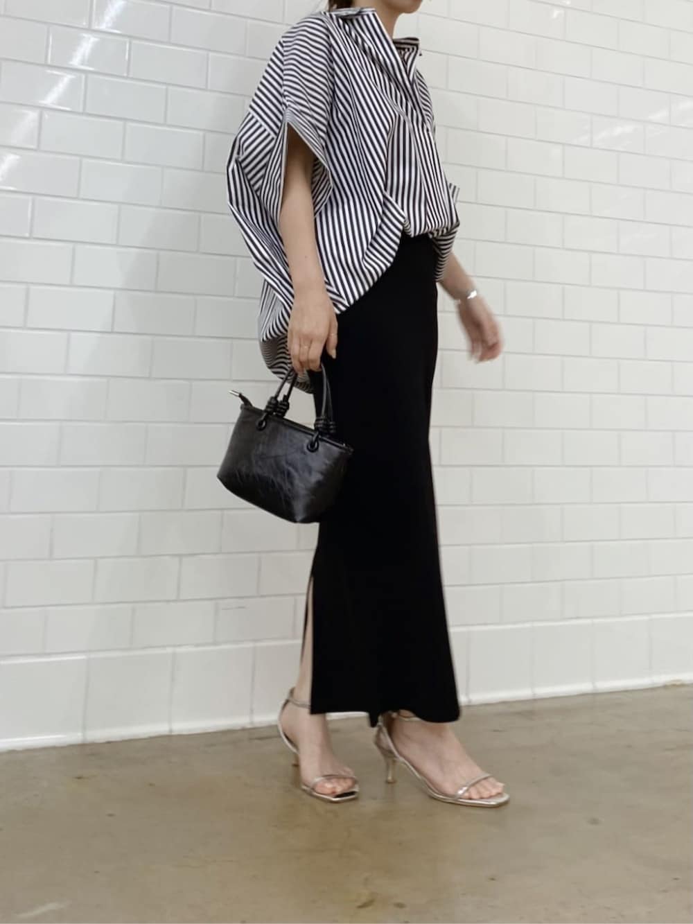 その他のシャツ/ブラウス、ブラック系のスカートを着用したレディースの夏コーディネートの2枚目の写真