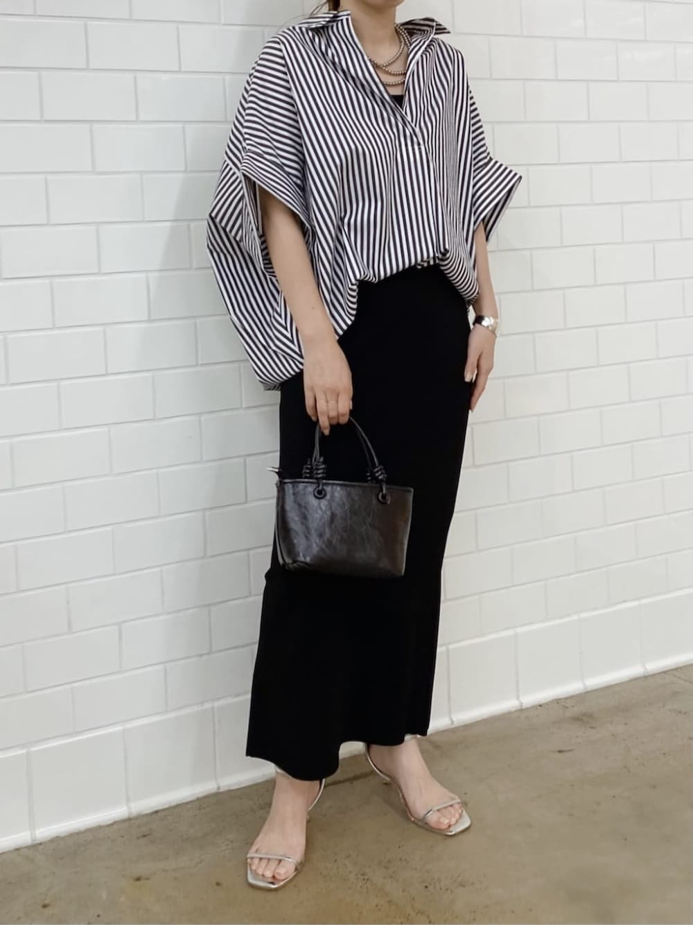 その他のシャツ/ブラウス、ブラック系のスカートを着用したレディースの夏コーディネートの3枚目の写真