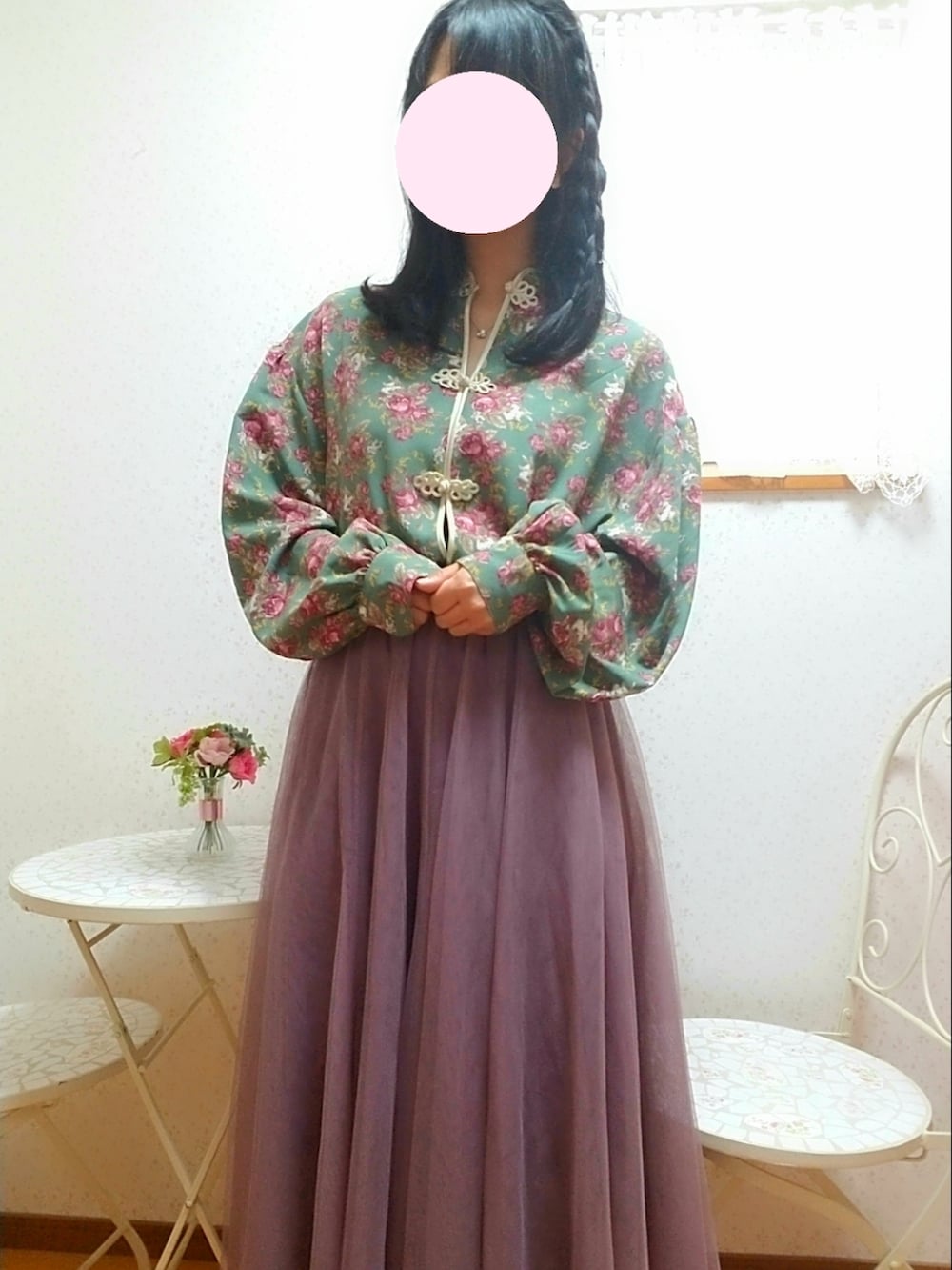 グリーン系のシャツ/ブラウス、ピンク系のスカートを着用したレディースの春コーディネートの2枚目の写真