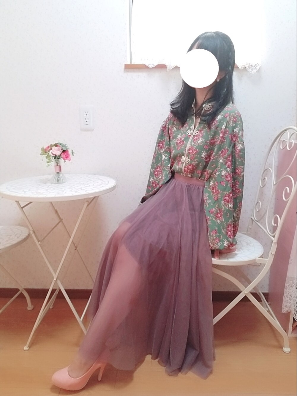 グリーン系のシャツ/ブラウス、ピンク系のスカートを着用したレディースの春コーディネートの3枚目の写真