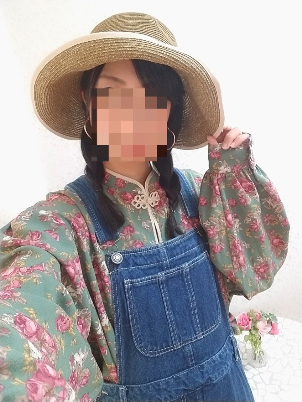ブルー系のサロペット/オーバーオール、グリーン系のシャツ/ブラウス、ブラウン系のサンダルを着用したレディースの春コーディネートの3枚目の写真