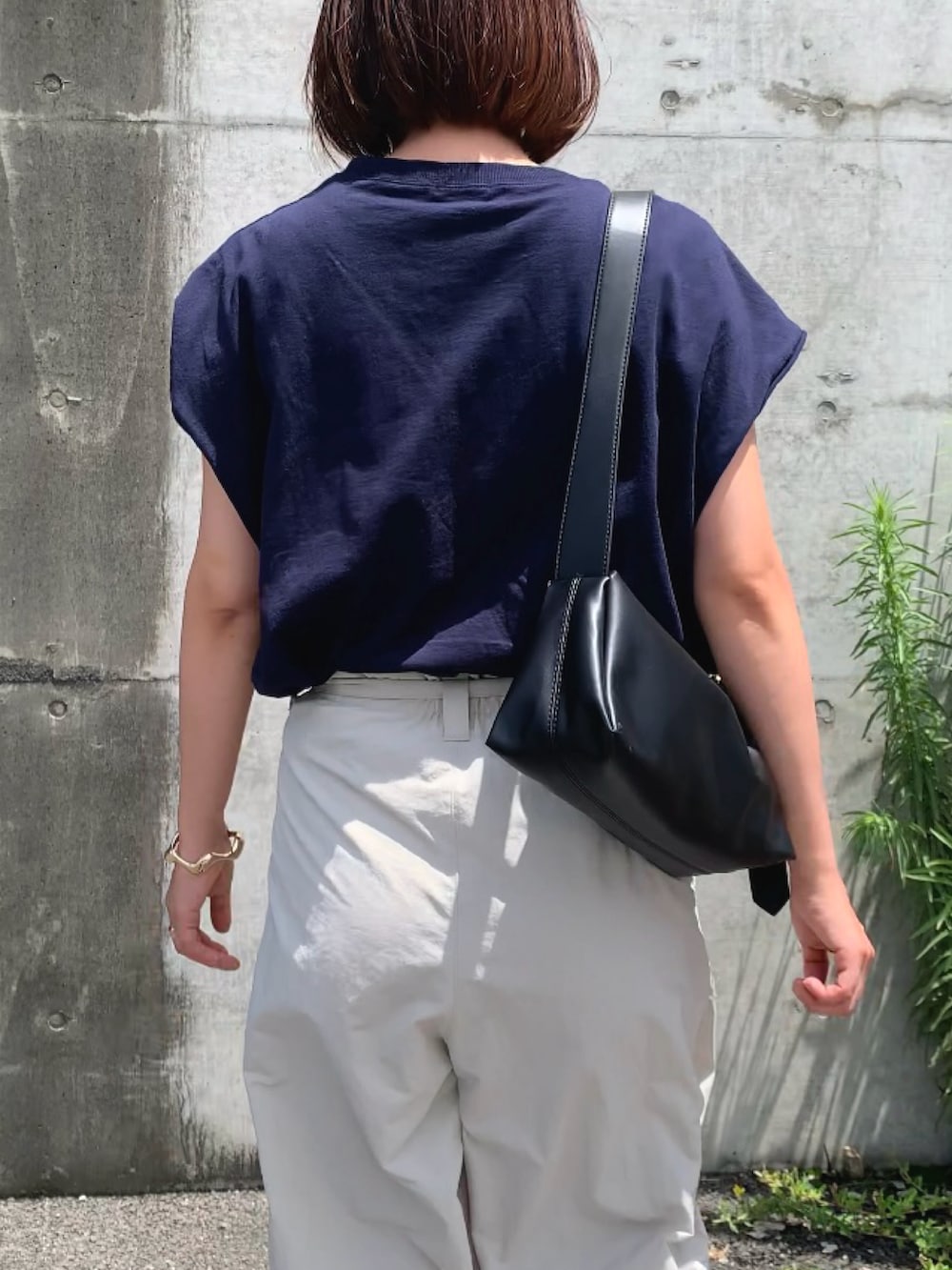 「ロゴT、フレンチスリーブ、コクーンパンツ、タックパンツ、GU、パンプス、ゴールドパンプス、ワンハンドルバッグ、ショルダーバッグ、バングル、さらっと晴れやかスナップ、夏コーデ、プチプラ」｜「tiptopの綿100％ロゴ刺繍フレンチTシャツ（Tシャツ/カットソー、ブルー系）」を使った、𝙮𝙪𝙠𝙞さん（レディース・158cm）の夏コーディネートの3枚目の写真