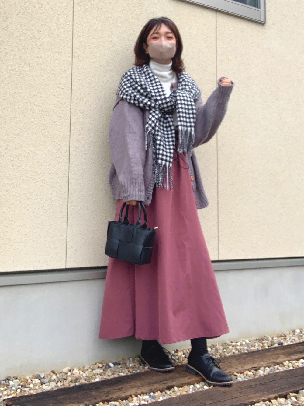 「大人ガーリー、きれいめカジュアル、冬コーデ、ママコーデ、レイヤードスタイル、チェック、マフラーぐるぐる、千鳥柄、グレー、ニット、カーディガン、ピンク、カーゴスカート、ユニクロ、フリース」｜「KOBE LETTUCEの［ WEARISTA近藤千尋さん×KOBELETTUCEコラボ ］ マルチWAYニットカーディガン（カーディガン/ボレロ、グレー系）」を使った、𝙮𝙪𝙠𝙞さん（レディース・158cm）の冬コーディネートの2枚目の写真