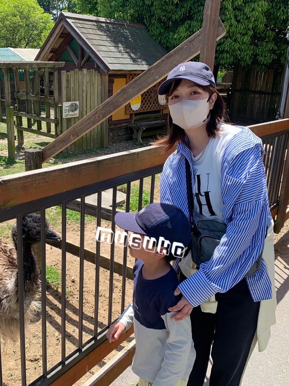 ブルー系のスウェットパンツ、ホワイト系のTシャツ/カットソー、ブルー系のシャツ/ブラウスを着用したレディースの春コーディネートの2枚目の写真