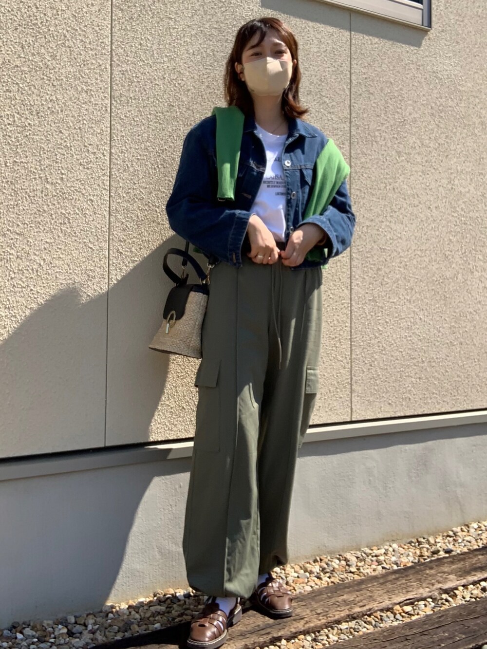 「いまどきジャケット写真、春コーデ、ママコーデ、デニムジャケット、UNIQLO、ロゴT、ロンT、カーゴパンツ、GU、カーディガン、グリーン、グルカサンダル、かごバッグ、ショルダーバッグ、プチプラ」｜「HALEY PESCAのHALEY PESCA/フロントロゴ ロンT（Tシャツ/カットソー、ホワイト系）」を使った、𝙮𝙪𝙠𝙞さん（レディース・158cm）の春コーディネートの2枚目の写真