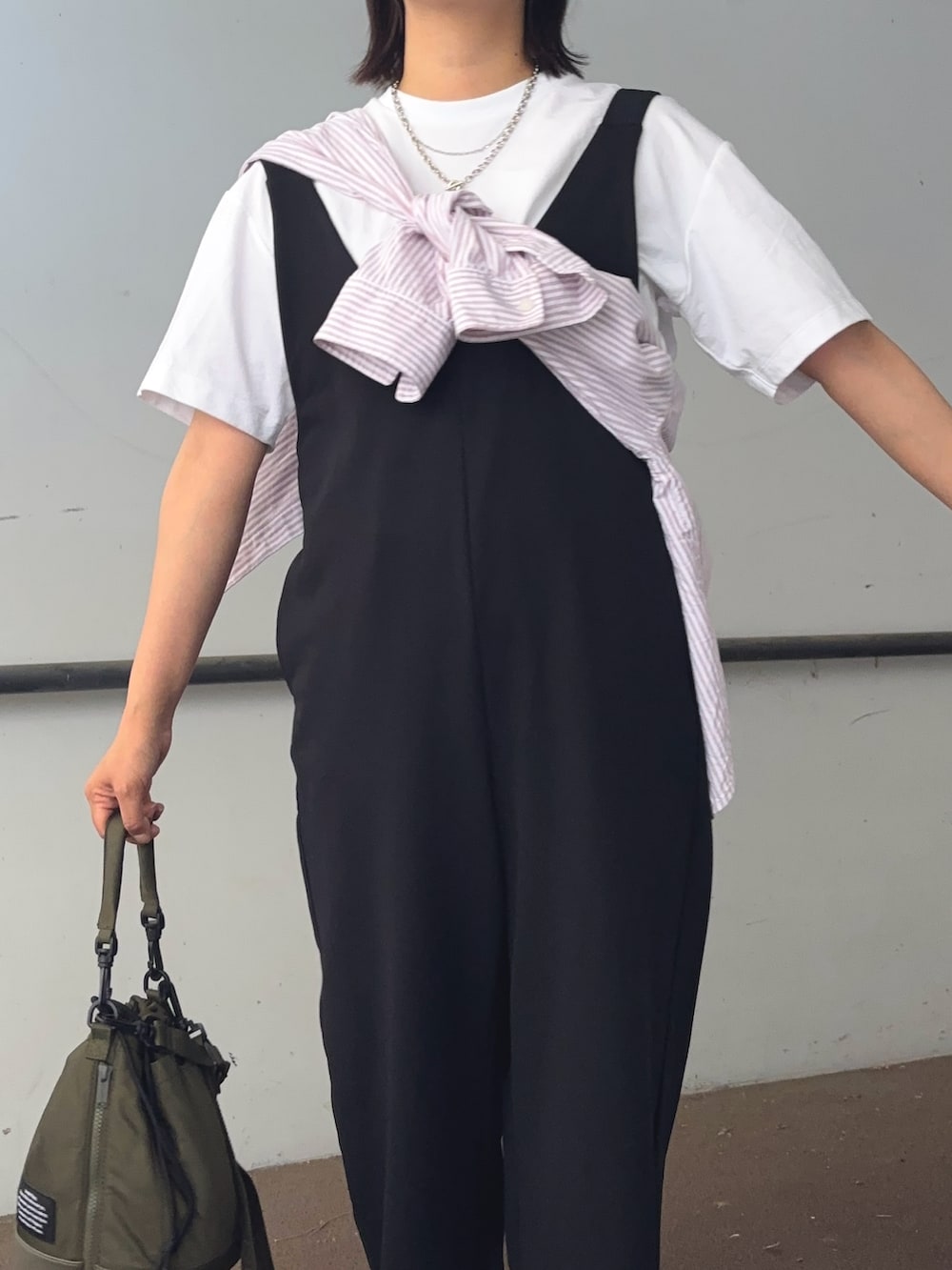 「最近のいい感じコーデ、サロペット、GU、UNIQLO、モノトーン、ストライプシャツ、たすき掛け、Tシャツ、白Tシャツ、シンプルコーデ、ママコーデ、ＧＷ」｜「GUのブラック,Mサイズ（サロペット/オーバーオール、ブラック系）」を使った、𝙮𝙪𝙠𝙞さん（レディース・158cm）の春コーディネートの2枚目の写真