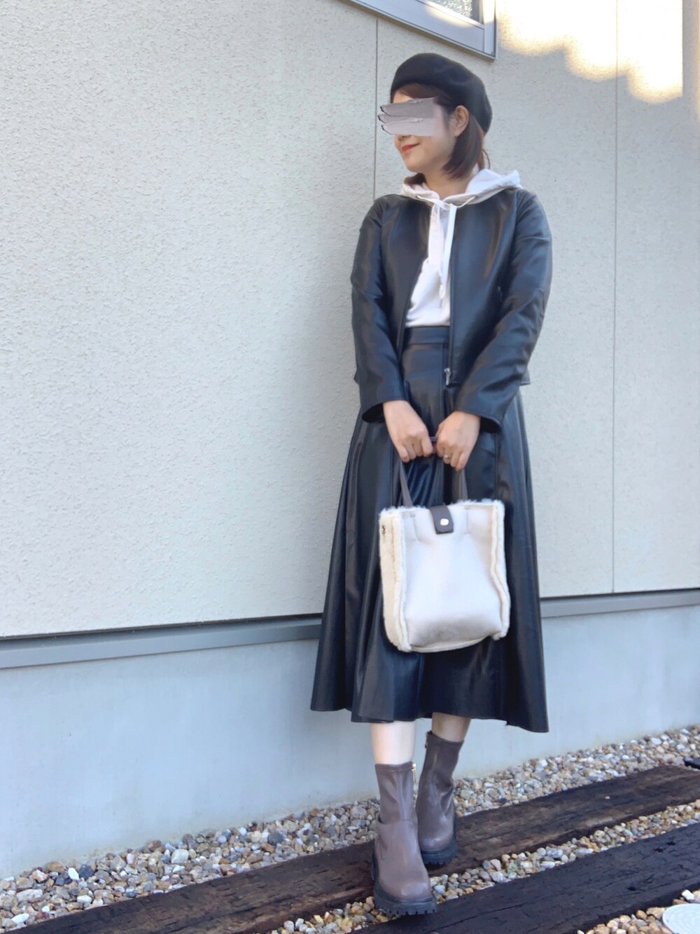 「大人カジュアル、きれいめカジュアル、ママコーデ、モノトーン、レザー、レザージャケット、レザースカート、レザーバッグ、パーカー、ベレー帽、ブーツ、スクエアトゥ」｜「SMELLYのベーシックバスクベレー（ハンチング/ベレー帽、ブラック系）」を使った、𝙮𝙪𝙠𝙞さん（レディース・158cm）の秋コーディネートの2枚目の写真