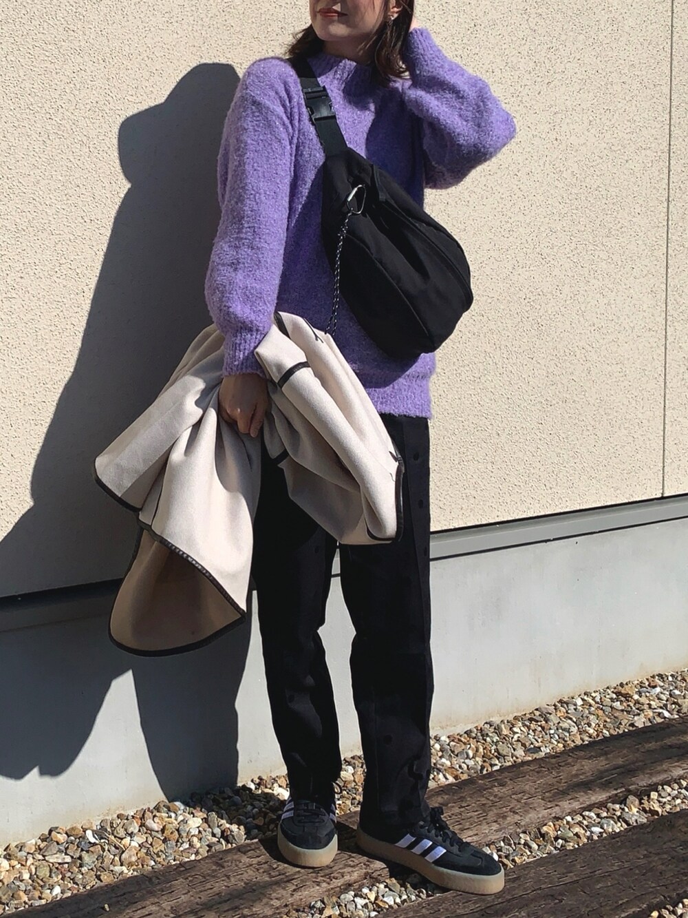「PR、ikka、休日スタイル、ママコーデ、きれいめカジュアル、春色、パープル、ラメニット、ドット柄、スラックス、スニーカー、キャップ、パイピングコート、ボディバッグ、ショルダーバッグ」｜「ikkaのラメブークレーハイネックプルオーバー（ニット/セーター、パープル系）」を使った、𝙮𝙪𝙠𝙞さん（レディース・158cm）の冬コーディネートの2枚目の写真