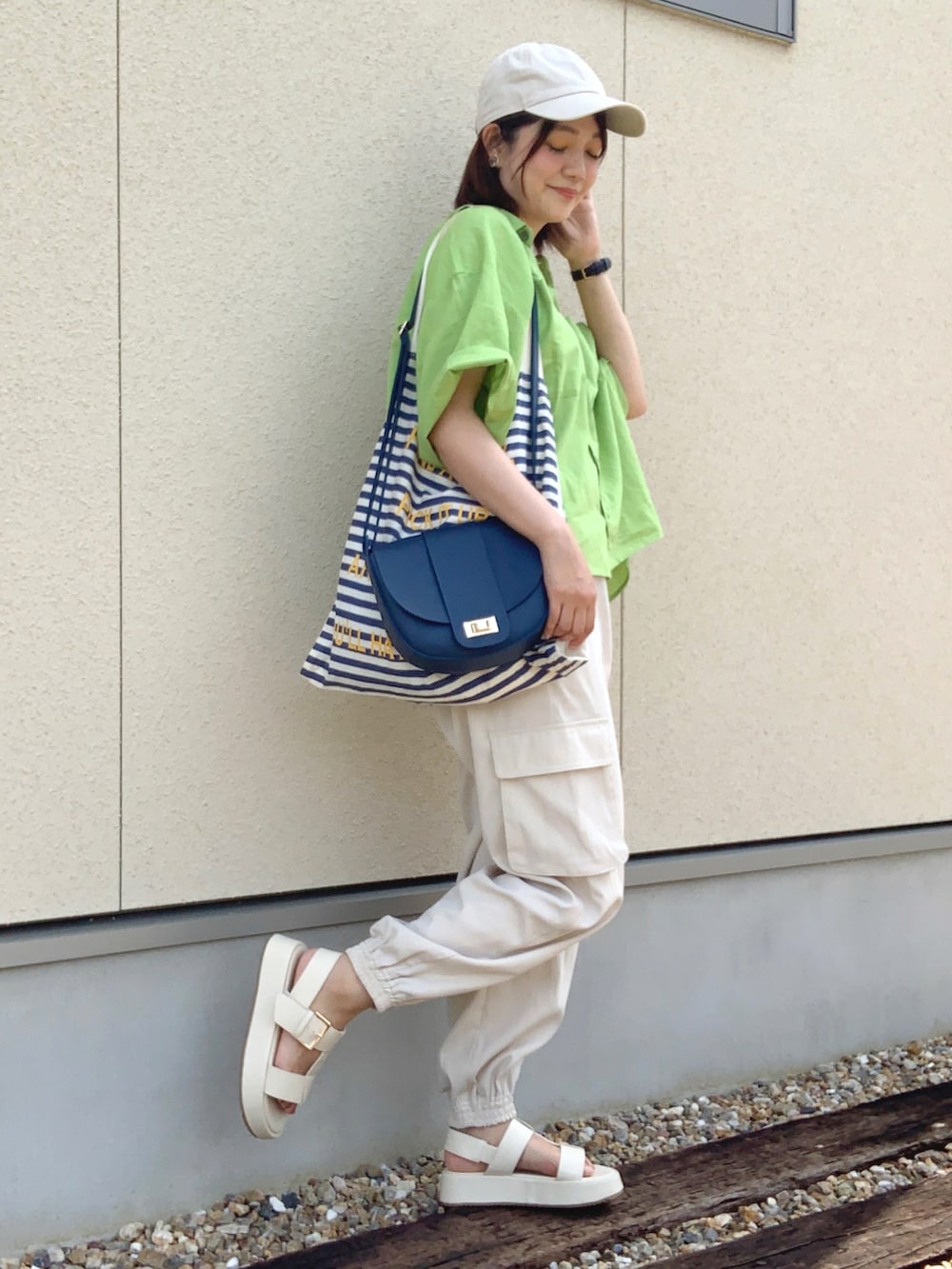 「今日のコスメと服、夏コーデ、ママコーデ、カラーコーデ、厚底シューズ、グルカサンダル、キャップ、シャツスタイル、シアーシャツ、シアートップス、インド綿、カーゴパンツ、ショルダーバッグ、グリーン」｜「ANGIEのインドボイルシアー半袖オーバーシャツ/無地/ストライプ（シャツ/ブラウス、グリーン系）」を使った、𝙮𝙪𝙠𝙞さん（レディース・158cm）の夏コーディネートの3枚目の写真