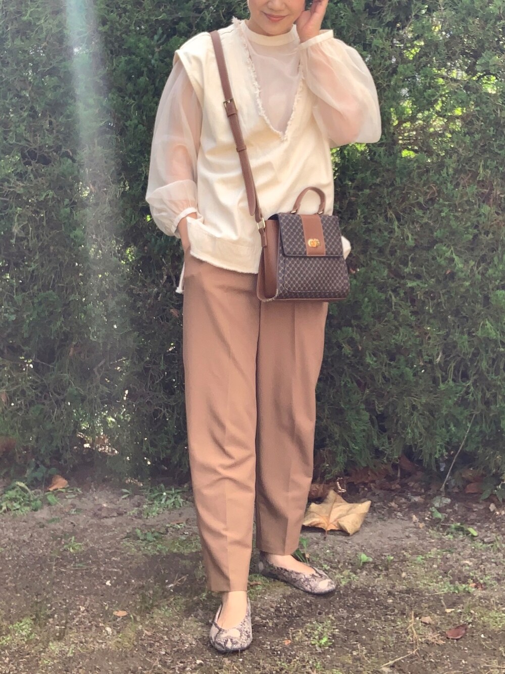 ホワイト系のシャツ/ブラウス、ブラウン系のショルダーバッグ、ホワイト系のベストを着用したレディースの秋コーディネートの2枚目の写真