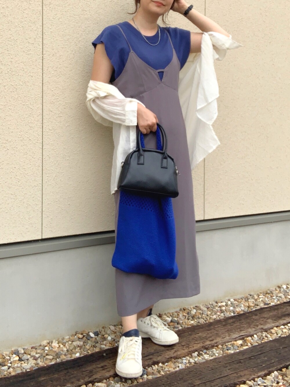 「このスタイルがお気に入り、今日のコスメと服、ママコーデ、レイヤードスタイル、夏コーデ、キャップ、キャミワンピ、白スニーカー、adidas、シアートップス、シアーシャツ、サマーニット、メッシュバッグ、ミニバッグ、ブルー」|「NEW ERAの【NEW ERA】ニューエラ キャップ 9TWENTY MINI LOGO MLB ニューヨークヤンキース 帽子(キャップ、ブルー系)」を使った、𝙮𝙪𝙠𝙞さん(レディース・158cm)の夏コーディネートの3枚目の写真
