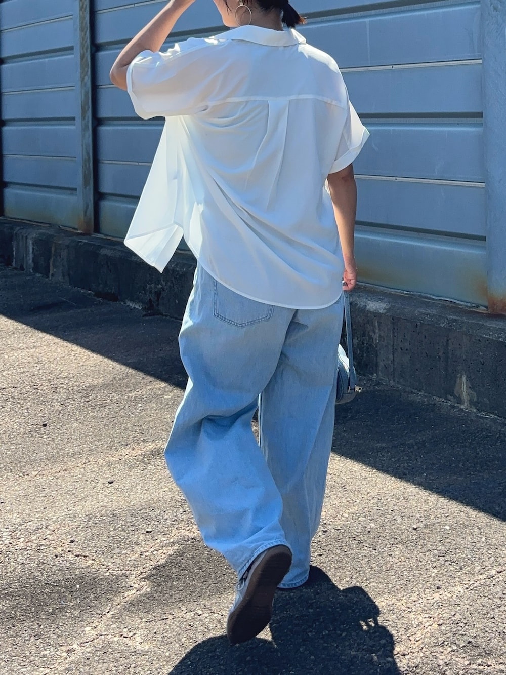 「ブルーコーデ、ライトブルー、シャツスタイル、半袖シャツ、ブラトップ、白シャツ、デニム、バギーデニム、カーブデニム、ハートバッグ」｜「Re:EDITのデニムライクハートショルダーバッグ（ショルダーバッグ、ブルー系）」を使った、𝙮𝙪𝙠𝙞さん（レディース・158cm）の夏コーディネートの2枚目の写真