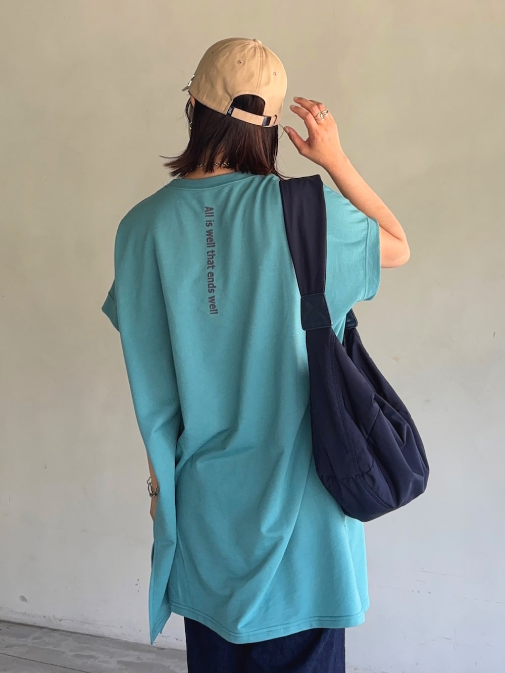「reca、バックロゴ、ロゴT、サンダル、チュニック、Tシャツ、デニム、ショルダーバッグ、大きめバッグ、キャップ、公園コーデ、運動会コーデ、ママコーデ、体型カバー」｜「recaのバックロゴプリントワイドチュニックTシャツ（Tシャツ/カットソー、グリーン系）」を使った、𝙮𝙪𝙠𝙞さん（レディース・158cm）の夏コーディネートの2枚目の写真