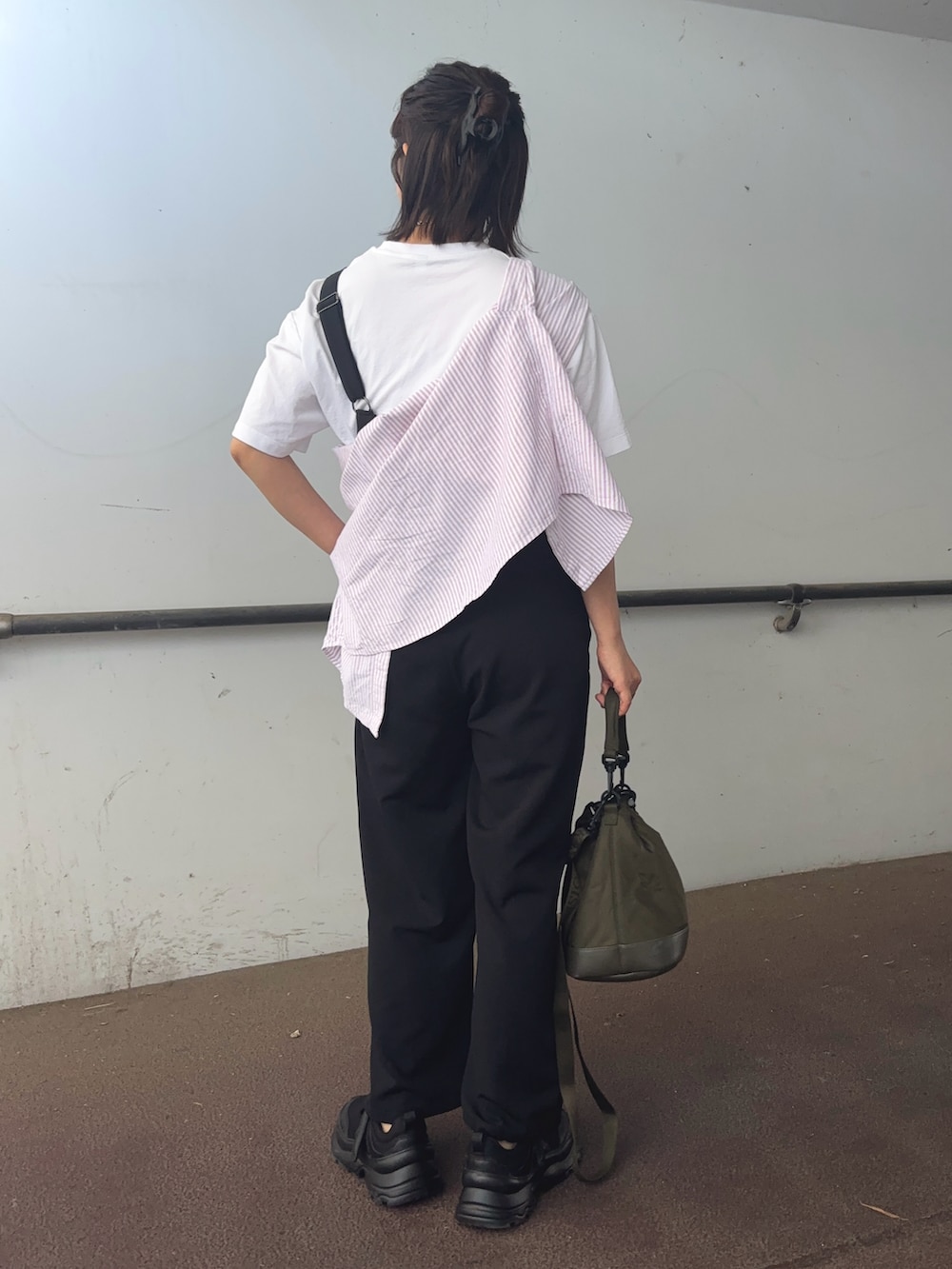 「最近のいい感じコーデ、サロペット、GU、UNIQLO、モノトーン、ストライプシャツ、たすき掛け、Tシャツ、白Tシャツ、シンプルコーデ、ママコーデ、ＧＷ」｜「GUのブラック,Mサイズ（サロペット/オーバーオール、ブラック系）」を使った、𝙮𝙪𝙠𝙞さん（レディース・158cm）の春コーディネートの3枚目の写真