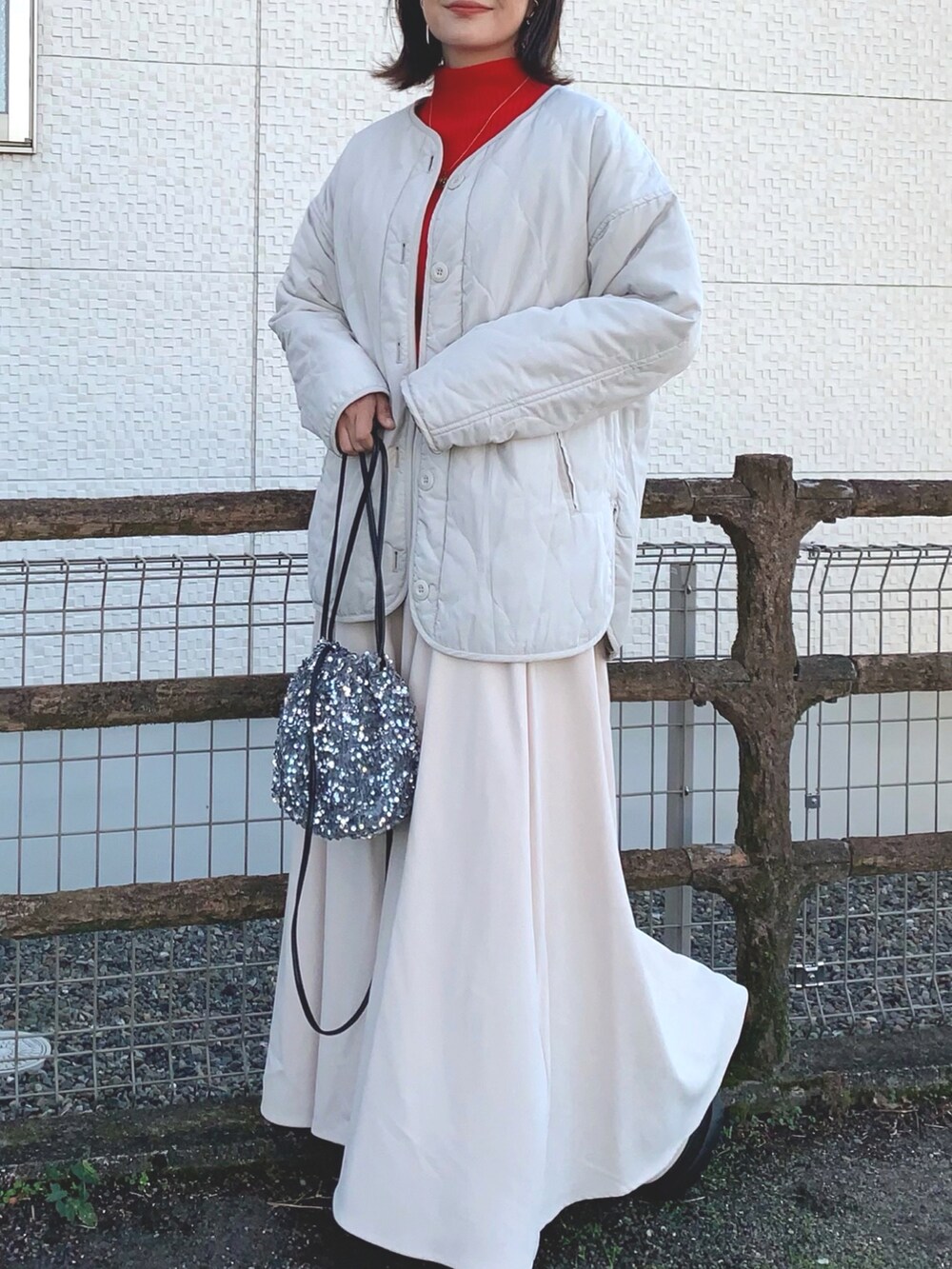 「クリスマスに着たい服、ホワイトコーデ、淡色コーデ、きれいめコーデ、ママコーデ、PR、DoulaDoula、Girly Doll、赤ニット、赤、キルティング、リバーシブル、ブーツ、ショルダーバッグ、スパンコール」｜「ap retroのスパンコール巾着バッグ（ショルダーバッグ、シルバー系）」を使った、𝙮𝙪𝙠𝙞さん（レディース・158cm）の冬コーディネートの3枚目の写真