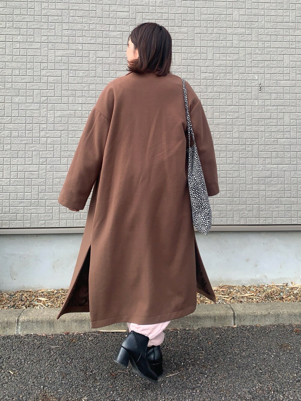 「きれいめカジュアル、ママコーデ、スウェット、スウェットパンツ、カーゴパンツ、UNIQLO、ニット、Vネックニット、タートルネック、ブーツ、ピンク、ペールトーン、ロングコート、トートバッグ、プチプラ」｜「andmeの天竺編みVネック長袖ニットトップス（ニット/セーター、グレー系）」を使った、𝙮𝙪𝙠𝙞さん（レディース・158cm）の冬コーディネートの4枚目の写真