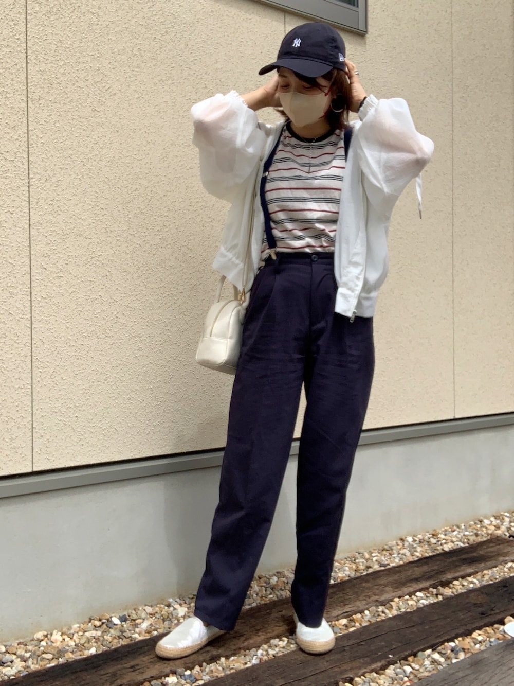 「初夏コーデ、ママコーデ、大人カジュアル、ボーダー、Tシャツ、シアー、マウンテンパーカー、キャップ、ボストンバッグ、ショルダーバッグ、サスペンダー、スラックス、シルバー、スリッポン」|「DISCOATの【WEB限定】シアーフードマウンテンパーカー(ブルゾン、ホワイト系)」を使った、𝙮𝙪𝙠𝙞さん(レディース・158cm)の春コーディネートの3枚目の写真