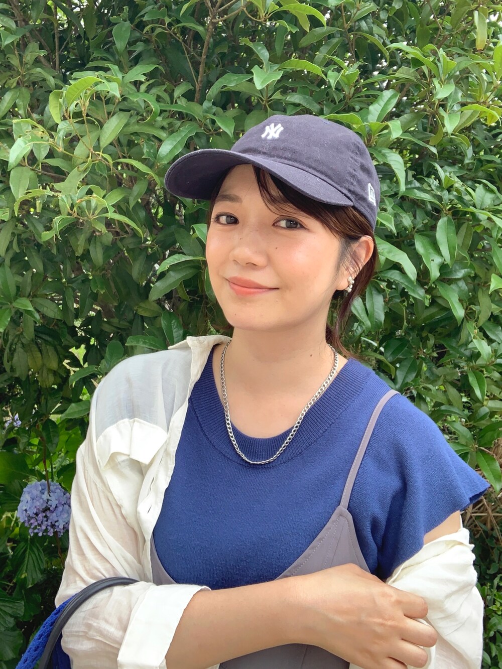 「このスタイルがお気に入り、今日のコスメと服、ママコーデ、レイヤードスタイル、夏コーデ、キャップ、キャミワンピ、白スニーカー、adidas、シアートップス、シアーシャツ、サマーニット、メッシュバッグ、ミニバッグ、ブルー」|「NEW ERAの【NEW ERA】ニューエラ キャップ 9TWENTY MINI LOGO MLB ニューヨークヤンキース 帽子(キャップ、ブルー系)」を使った、𝙮𝙪𝙠𝙞さん(レディース・158cm)の夏コーディネートの2枚目の写真