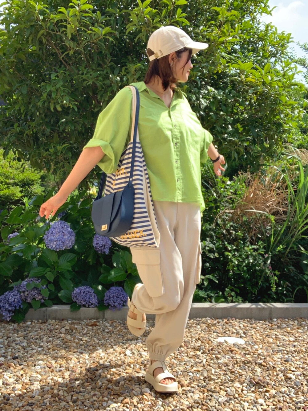 「今日のコスメと服、夏コーデ、ママコーデ、カラーコーデ、厚底シューズ、グルカサンダル、キャップ、シャツスタイル、シアーシャツ、シアートップス、インド綿、カーゴパンツ、ショルダーバッグ、グリーン」｜「ANGIEのインドボイルシアー半袖オーバーシャツ/無地/ストライプ（シャツ/ブラウス、グリーン系）」を使った、𝙮𝙪𝙠𝙞さん（レディース・158cm）の夏コーディネートの4枚目の写真