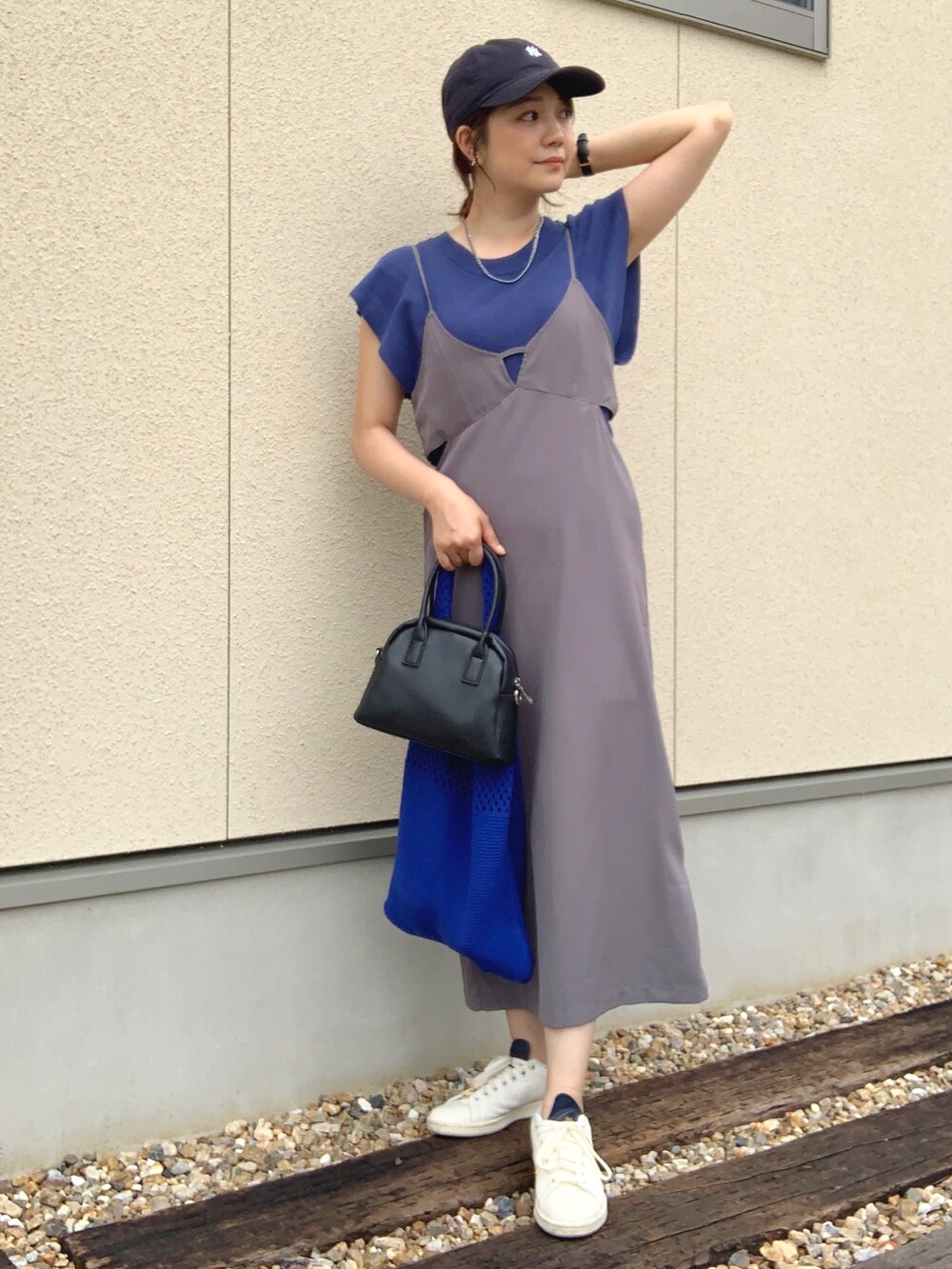 「このスタイルがお気に入り、今日のコスメと服、ママコーデ、レイヤードスタイル、夏コーデ、キャップ、キャミワンピ、白スニーカー、adidas、シアートップス、シアーシャツ、サマーニット、メッシュバッグ、ミニバッグ、ブルー」|「NEW ERAの【NEW ERA】ニューエラ キャップ 9TWENTY MINI LOGO MLB ニューヨークヤンキース 帽子(キャップ、ブルー系)」を使った、𝙮𝙪𝙠𝙞さん(レディース・158cm)の夏コーディネートの4枚目の写真