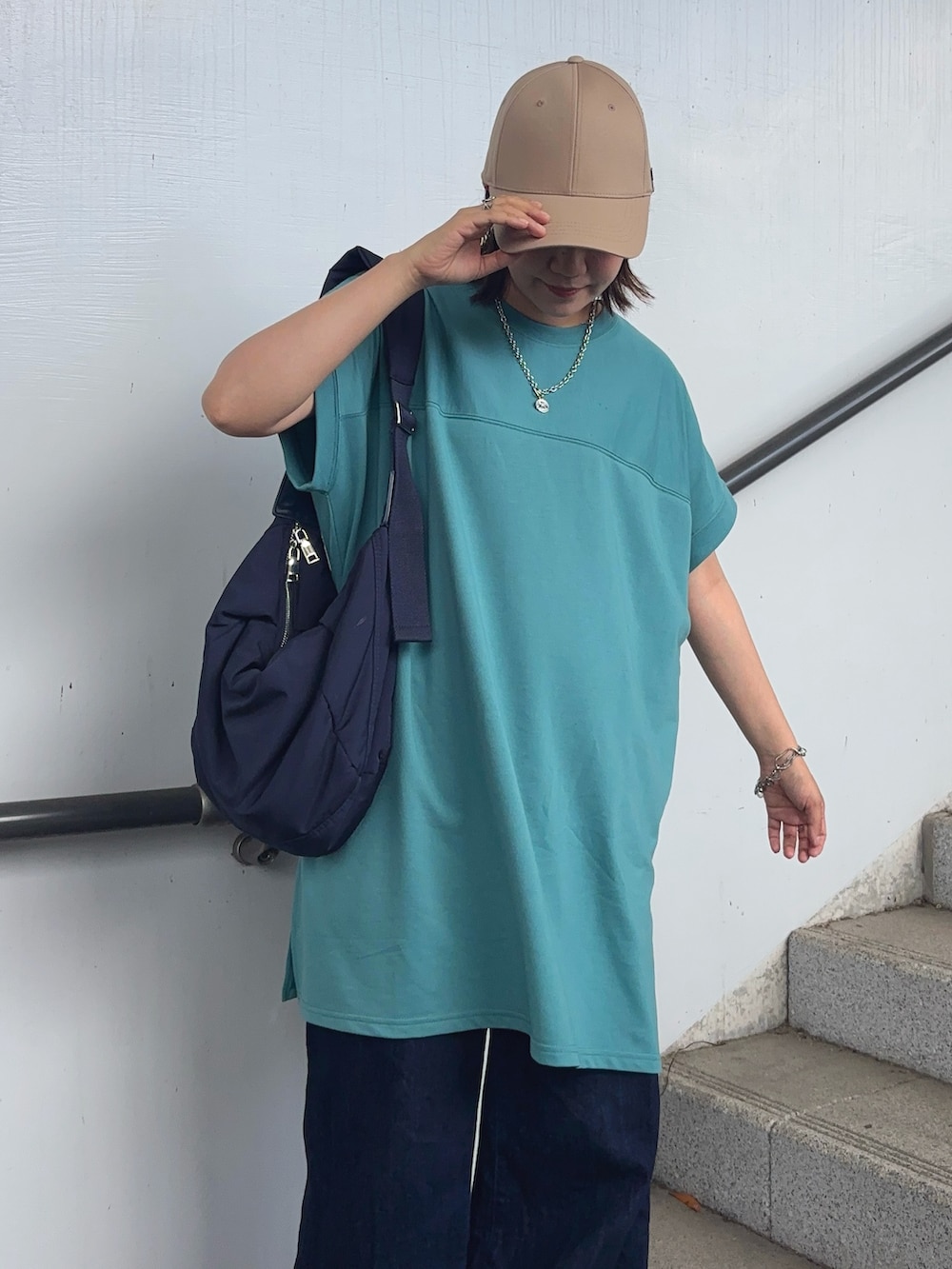 「reca、バックロゴ、ロゴT、サンダル、チュニック、Tシャツ、デニム、ショルダーバッグ、大きめバッグ、キャップ、公園コーデ、運動会コーデ、ママコーデ、体型カバー」｜「recaのバックロゴプリントワイドチュニックTシャツ（Tシャツ/カットソー、グリーン系）」を使った、𝙮𝙪𝙠𝙞さん（レディース・158cm）の夏コーディネートの3枚目の写真