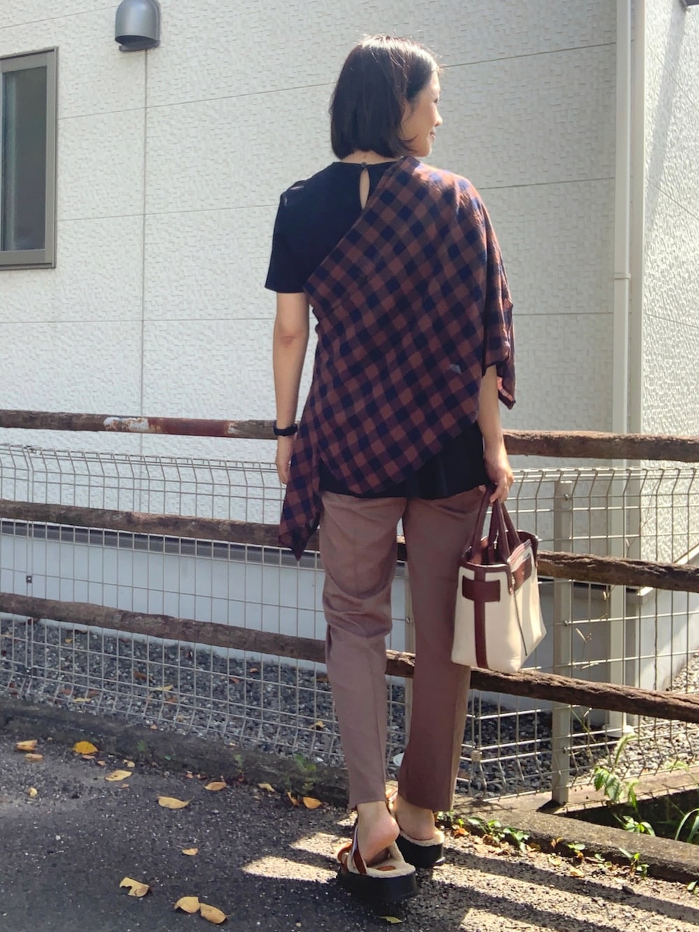 「初秋コーデ、休日スタイル、ママコーデ、きれいめカジュアル、シンプルコーデ、シャツスタイル、チェック、シアーシャツ、ボアサンダル、トートバッグ、ぺプラムトップス、フリル、ブラウン」｜「OPAQUE.CLIPのシルケットコットン フハク切替 フリルカットソー【WEB限定サイズ】（Tシャツ/カットソー、ブラック系）」を使った、𝙮𝙪𝙠𝙞さん（レディース・158cm）の秋コーディネートの4枚目の写真
