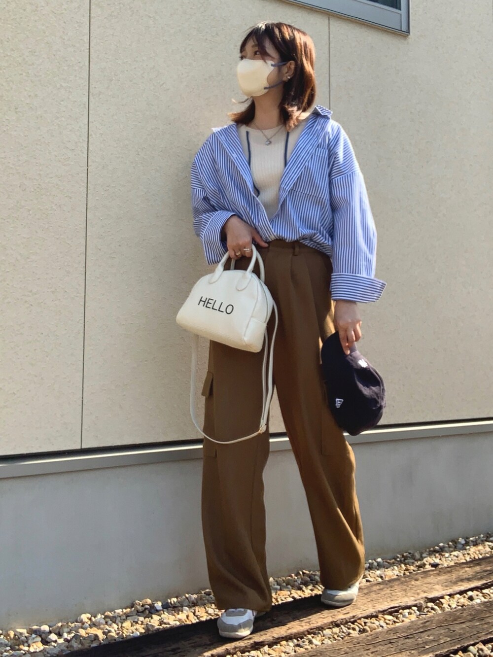 「春コーデ、ママコーデ、大人カジュアル、レイヤードスタイル、シャツスタイル、ストライプシャツ、ブルー、キャップ、カーゴパンツ、白スニーカー、ショルダーバッグ、ボストンバッグ」|「GeeRAの衿付ストライプカラーシャツ(シャツ/ブラウス、ブルー系)」を使った、𝙮𝙪𝙠𝙞さん(レディース・158cm)の春コーディネートの2枚目の写真