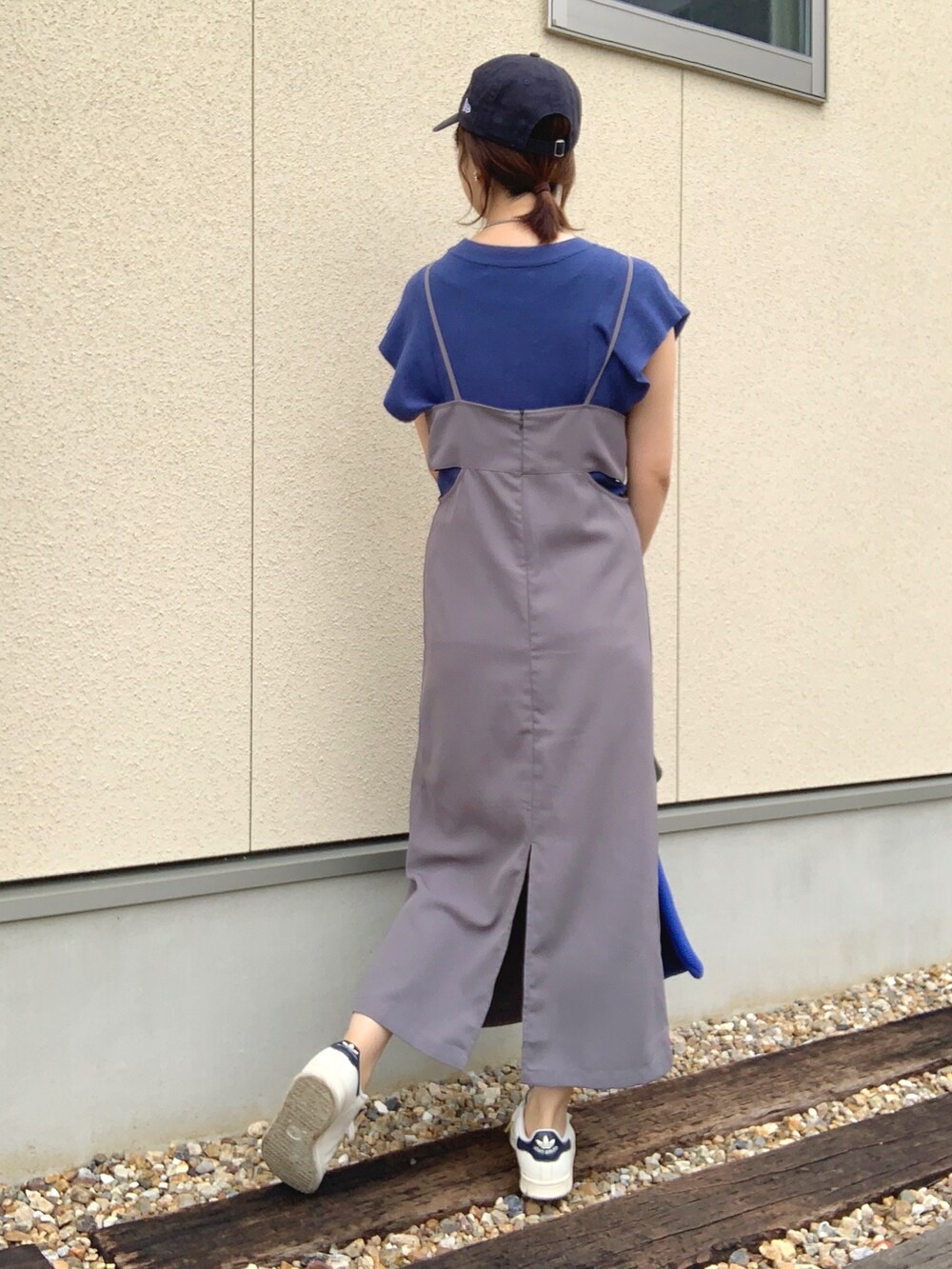 「このスタイルがお気に入り、今日のコスメと服、ママコーデ、レイヤードスタイル、夏コーデ、キャップ、キャミワンピ、白スニーカー、adidas、シアートップス、シアーシャツ、サマーニット、メッシュバッグ、ミニバッグ、ブルー」|「NEW ERAの【NEW ERA】ニューエラ キャップ 9TWENTY MINI LOGO MLB ニューヨークヤンキース 帽子(キャップ、ブルー系)」を使った、𝙮𝙪𝙠𝙞さん(レディース・158cm)の夏コーディネートの5枚目の写真