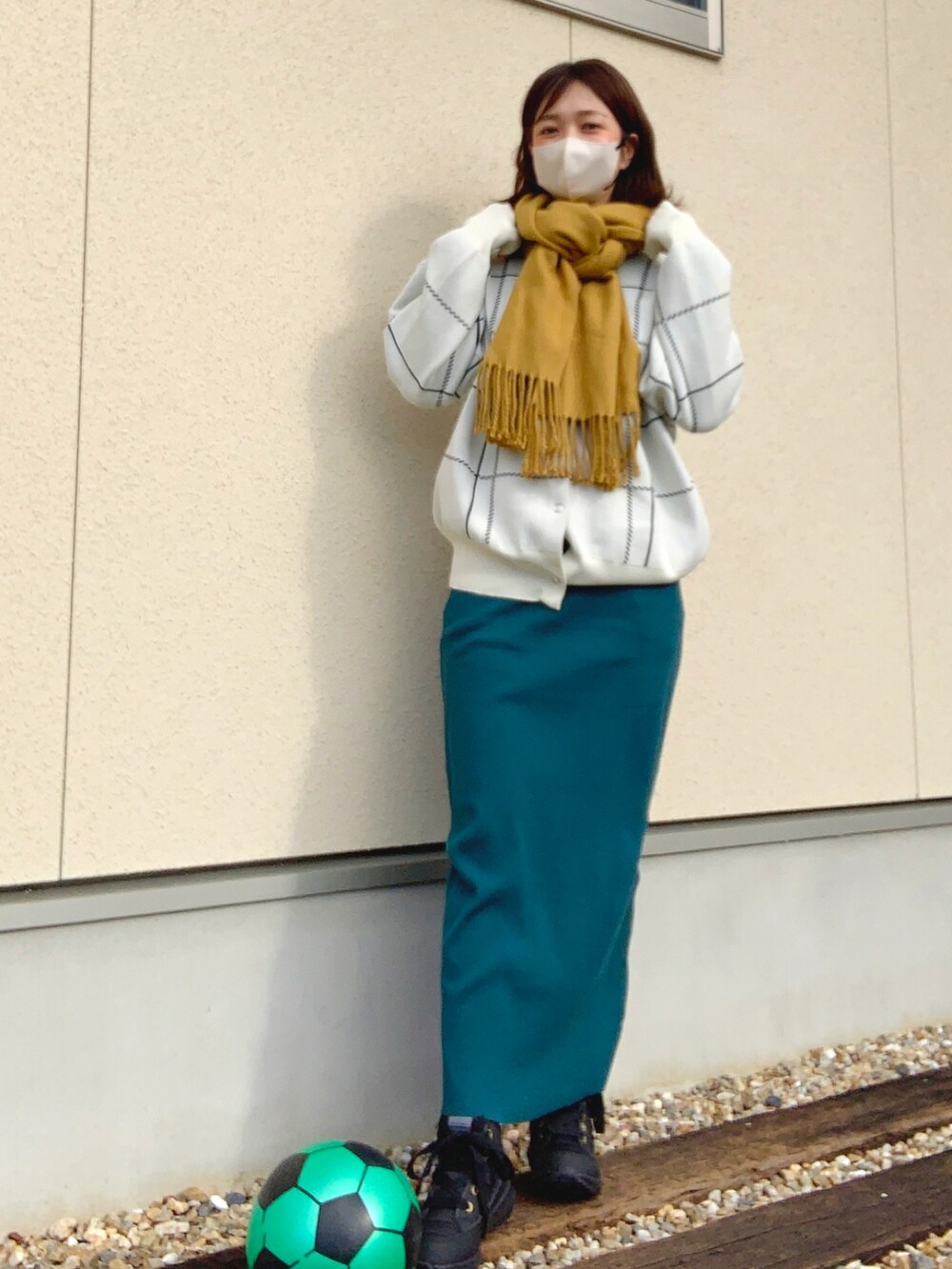 「大人カジュアル、ママコーデ、休日スタイル、冬コーデ、シンプルコーデ、チェック、ニット、ビッグシルエット、カーディガン、マフラーぐるぐる、イエロー、ブルゾン、ナロースカート、スニーカーブーツ、スノーブーツ」｜「classicalelfの【AIR-TECH】驚きの軽さ！機能性中綿2wayブルゾン（ブルゾン、ブラック系）」を使った、𝙮𝙪𝙠𝙞さん（レディース・158cm）の冬コーディネートの2枚目の写真