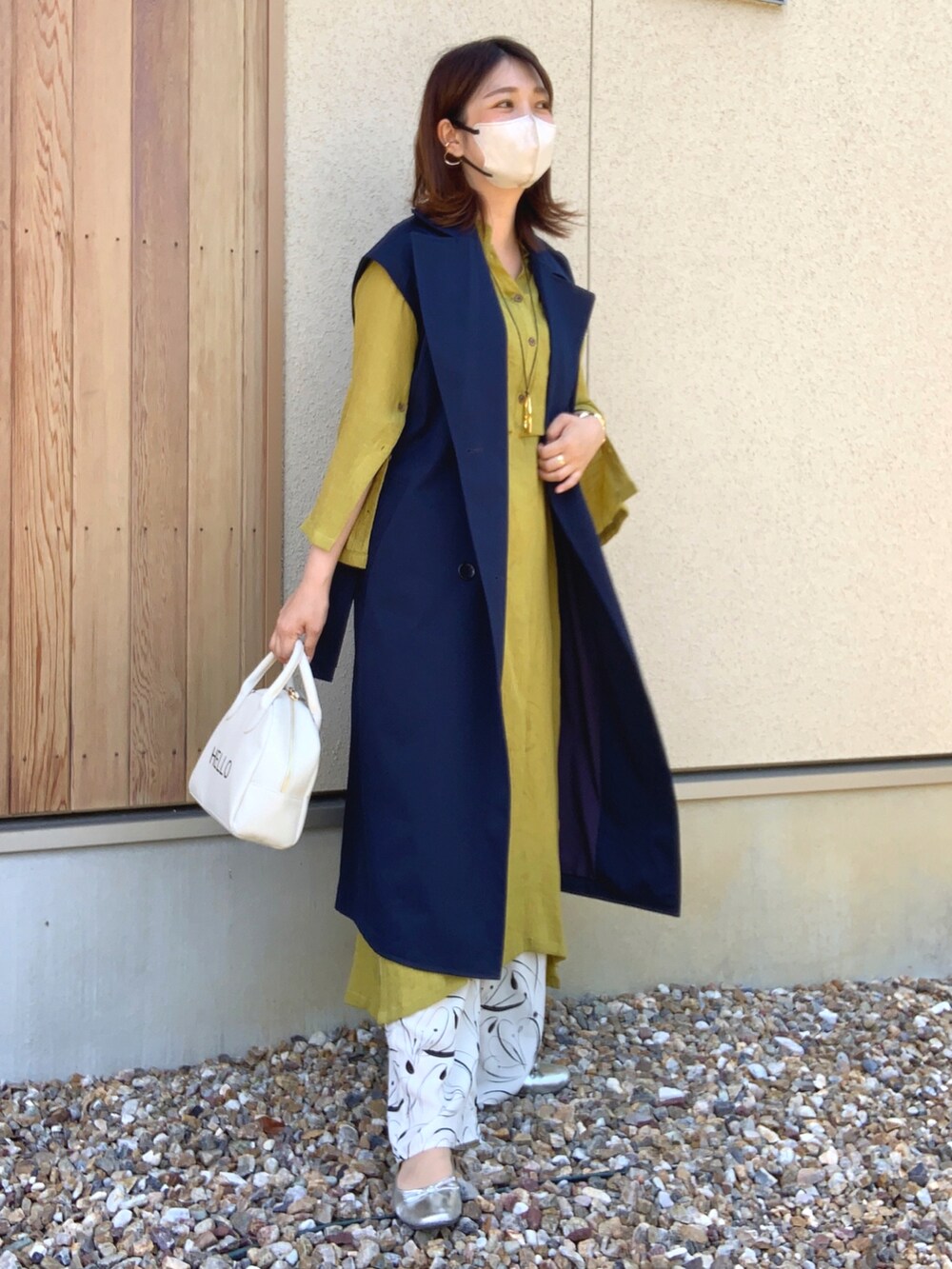 「大人カジュアル、ママコーデ、レイヤードスタイル、ビタミンカラー、イエロー、ワンピース、トレンチコート、ジレ、GU、ハンドバッグ、柄パンツ、花柄、バレエシューズ」|「&. NOSTALGIAの【ZOZO限定】スラブガーゼスリーブ開きワンピース(ワンピース、イエロー系)」を使った、𝙮𝙪𝙠𝙞さん(レディース・158cm)の春コーディネートの2枚目の写真