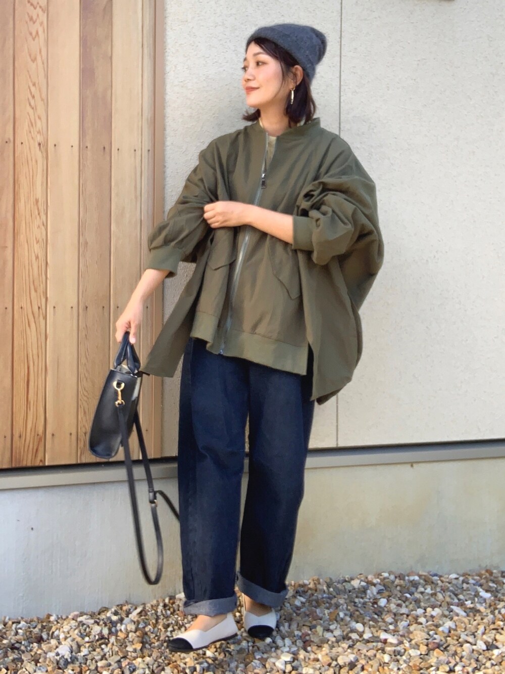 ブルー系のデニムパンツ、イエロー系のシャツ/ブラウス、ホワイト系のトートバッグを着用したレディースの秋コーディネートの4枚目の写真