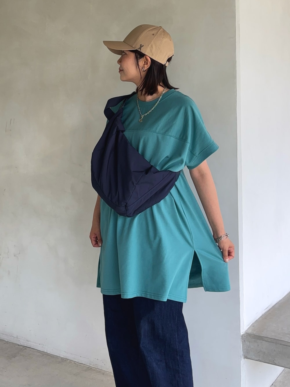 「reca、バックロゴ、ロゴT、サンダル、チュニック、Tシャツ、デニム、ショルダーバッグ、大きめバッグ、キャップ、公園コーデ、運動会コーデ、ママコーデ、体型カバー」｜「recaのバックロゴプリントワイドチュニックTシャツ（Tシャツ/カットソー、グリーン系）」を使った、𝙮𝙪𝙠𝙞さん（レディース・158cm）の夏コーディネートの4枚目の写真