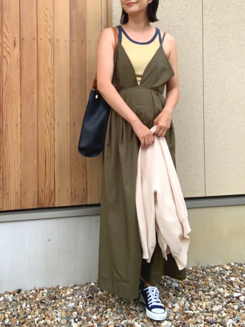 「秋服準備はじめました、今日のコスメと服、きれいめカジュアル、ママコーデ、レイヤードスタイル、カラー×コーデ、カーキ、イエロー、ワンピース、キャミワンピ、タンクトップ、カーディガン、ショルダーバッグ、スニーカー、converse」|「HER CLOSETの【shemoshelly】WEB限定バックリボンキャミワンピース(ワンピース、グリーン系)」を使った、𝙮𝙪𝙠𝙞さん(レディース・158cm)の秋コーディネートの3枚目の写真