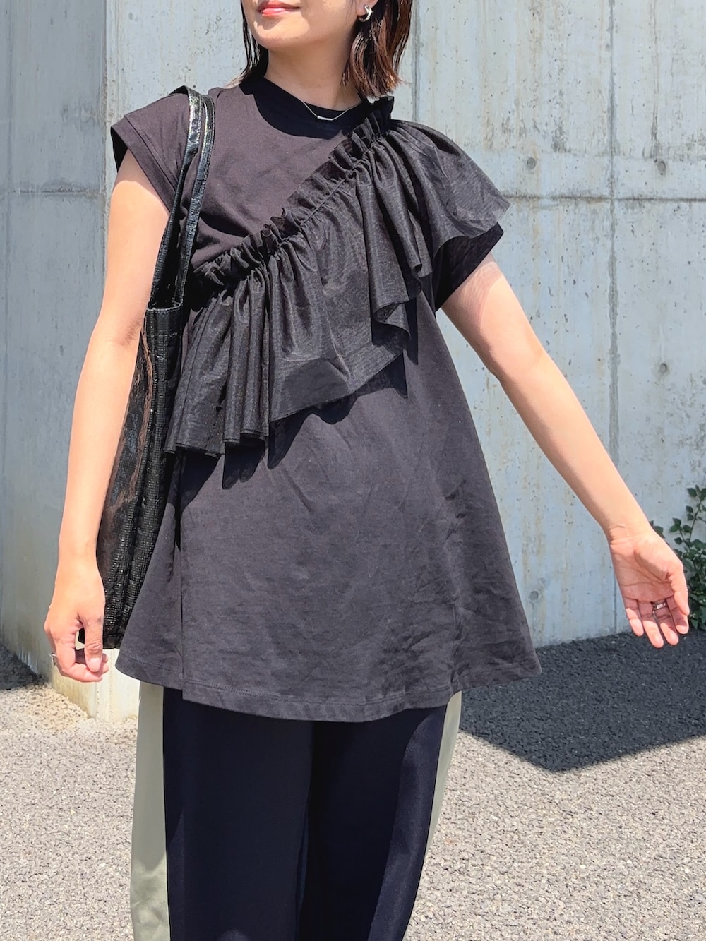 「reca、黒Tシャツ、フレンチスリーブ、接触冷感、マタニティ、マタニティコーデ、トラックパンツ、フリル、チュール、付け襟、ブラックコーデ、ショルダーバッグ、Aライン、ママコーデ、スポーツミックス」｜「recaの【接触冷感】フレンチスリーブフレアTシャツ（Tシャツ/カットソー、ブラック系）」を使った、𝙮𝙪𝙠𝙞さん（レディース・158cm）の春コーディネートの4枚目の写真