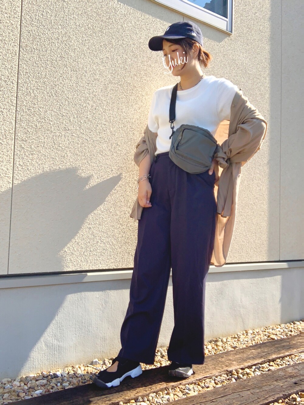 ホワイト系のTシャツ/カットソー、ベージュ系のシャツ/ブラウス、グレー系のボディバッグ/ウエストポーチを着用したレディースの秋コーディネートの2枚目の写真