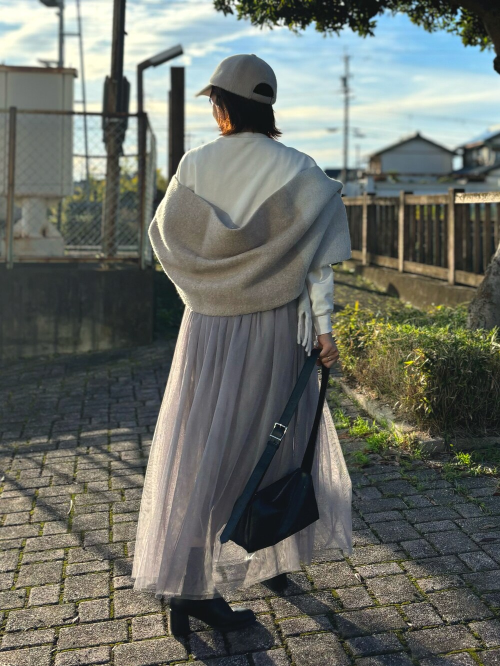 「ライトグレー、秋コーデ、シャギー、キャップ、きれいめカジュアル、ストール、チュールスカート、モノトーン、スウェット、スウェットコーデ、ニットブーツ、淡色コーデ、ママコーデ、UNIQLO」｜「UNIQLOの01 オフホワイト,Mサイズ（スウェット、ホワイト系）」を使った、𝙮𝙪𝙠𝙞さん（レディース・158cm）の秋コーディネートの3枚目の写真