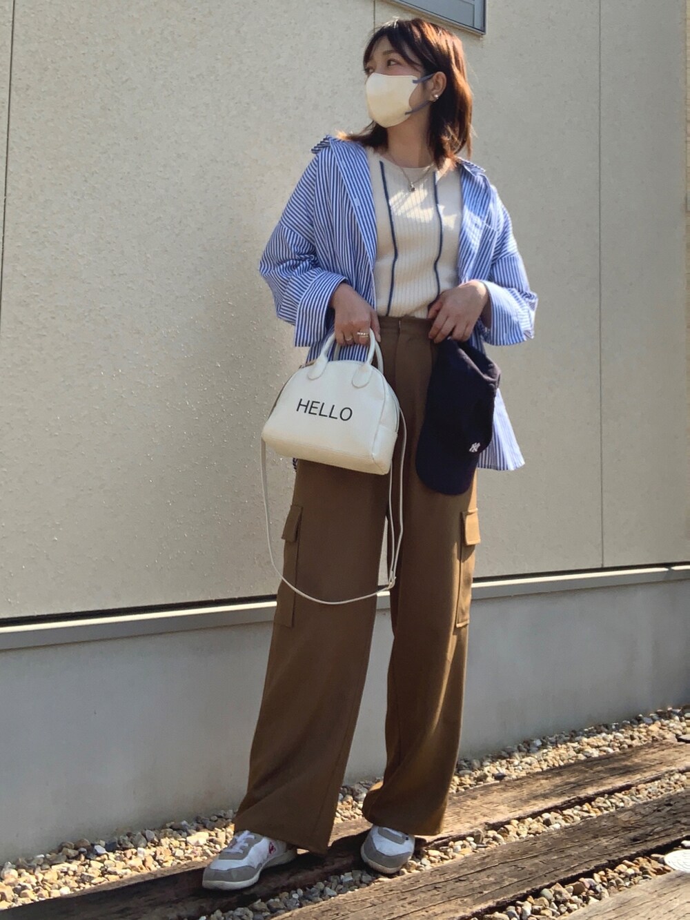 「春コーデ、ママコーデ、大人カジュアル、レイヤードスタイル、シャツスタイル、ストライプシャツ、ブルー、キャップ、カーゴパンツ、白スニーカー、ショルダーバッグ、ボストンバッグ」|「GeeRAの衿付ストライプカラーシャツ(シャツ/ブラウス、ブルー系)」を使った、𝙮𝙪𝙠𝙞さん(レディース・158cm)の春コーディネートの3枚目の写真