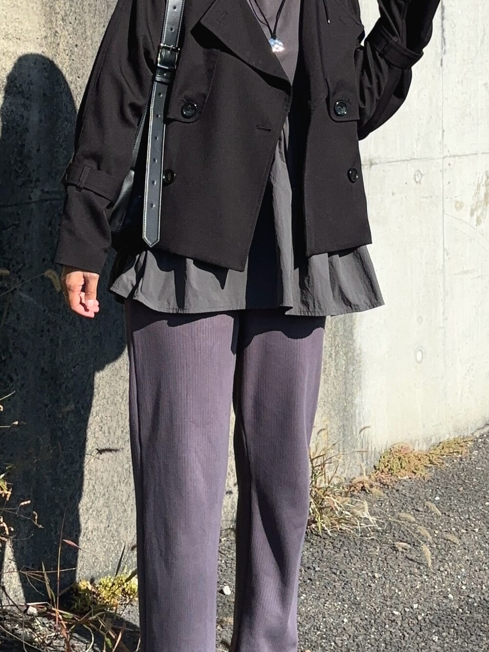 「reca、recaコーデ、裏起毛パンツ、リブパンツ、セミワイドパンツ、チャコールグレー、モノトーン、秋コーデ、トレンチコート、ショート丈アウター、休日スタイル、ベレー帽、ブーツ、ティアード」｜「recaの【美シルエット】ミンク風裏起毛セミワイドリブパンツ（その他パンツ、グレー系）」を使った、𝙮𝙪𝙠𝙞さん（レディース・158cm）の秋コーディネートの4枚目の写真
